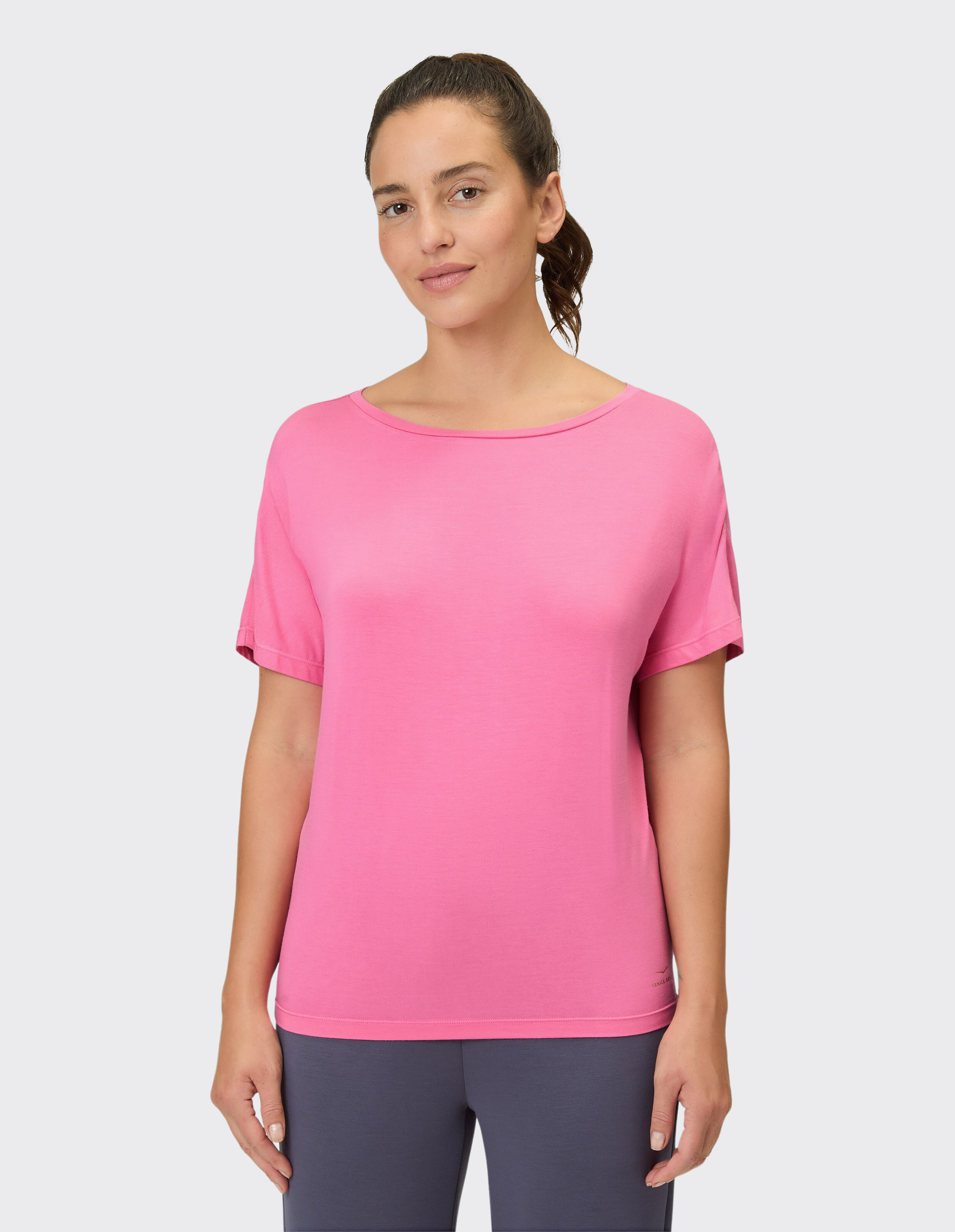 Lässiges rosafarbenes Kurzarm-Top für Damen, perfekt für entspannte Ausflüge.