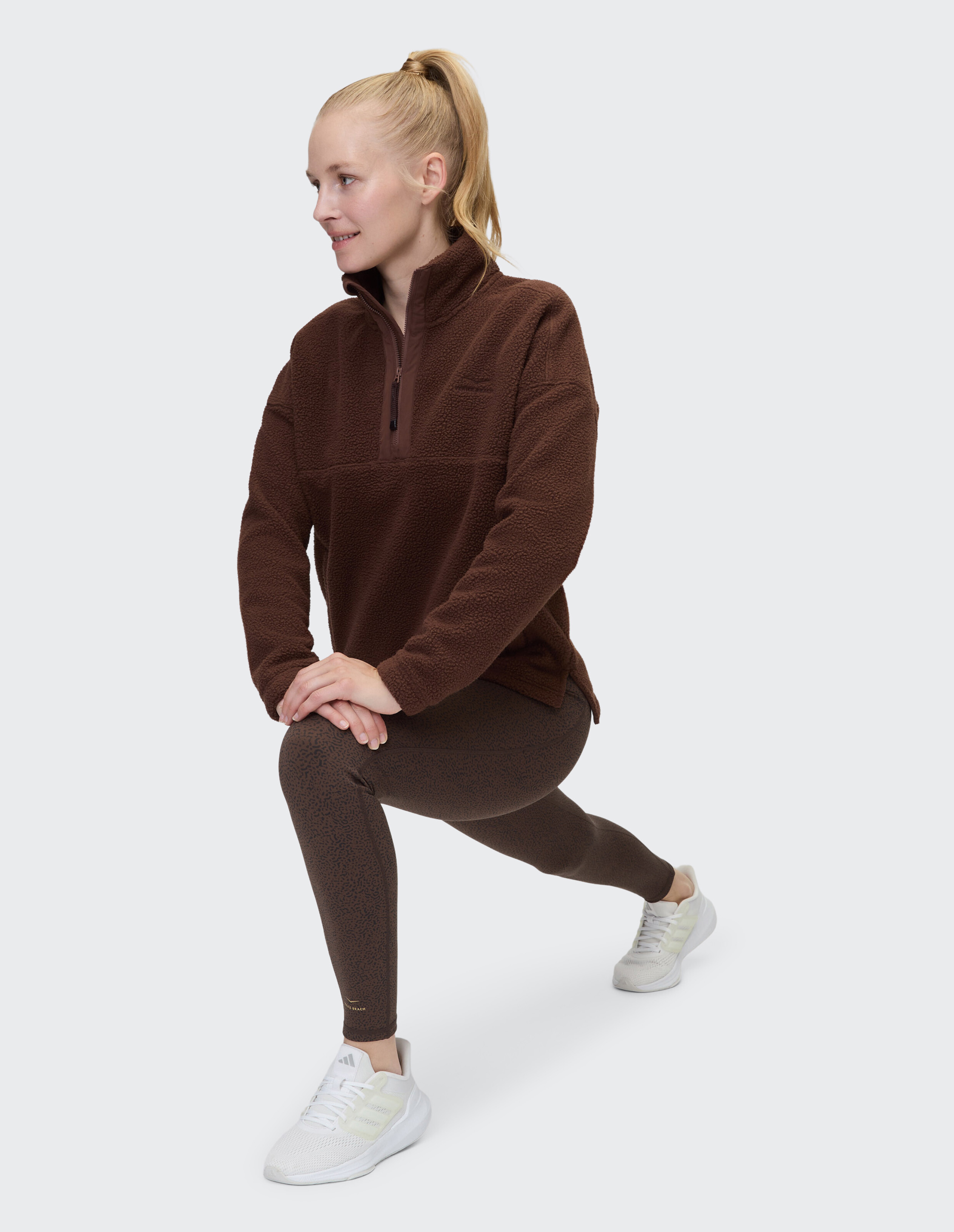 Frau trägt Venice Beach Keeva-Strumpfhose und braunes Fleece für einen gemütlichen, lässigen Look.