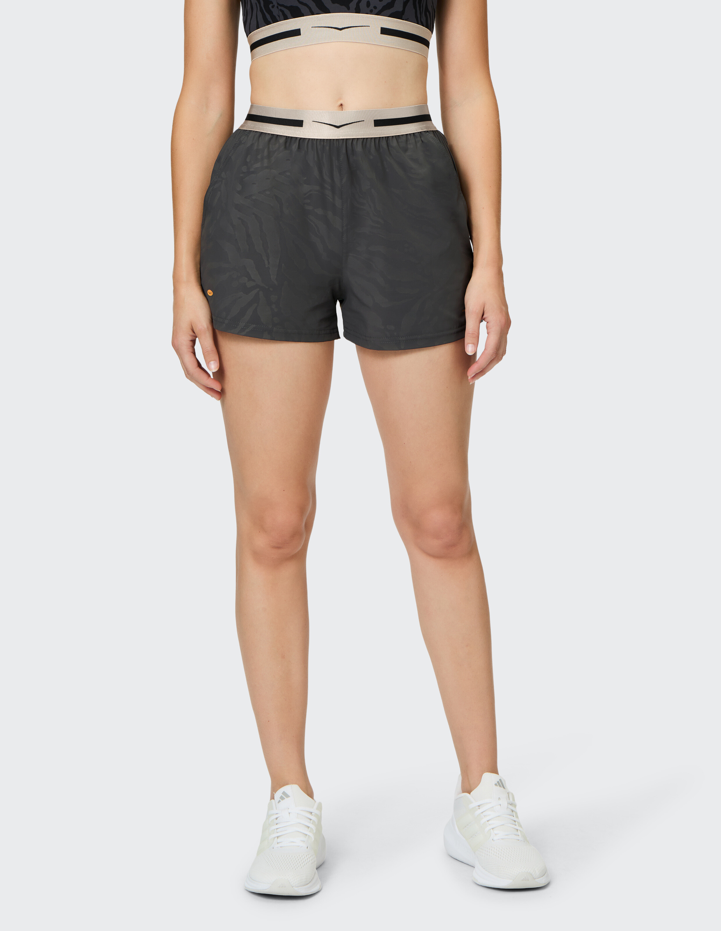 Venice Beach Alannah Shorts in Dunkelgrau mit gemustertem Design und elastischem Bund.