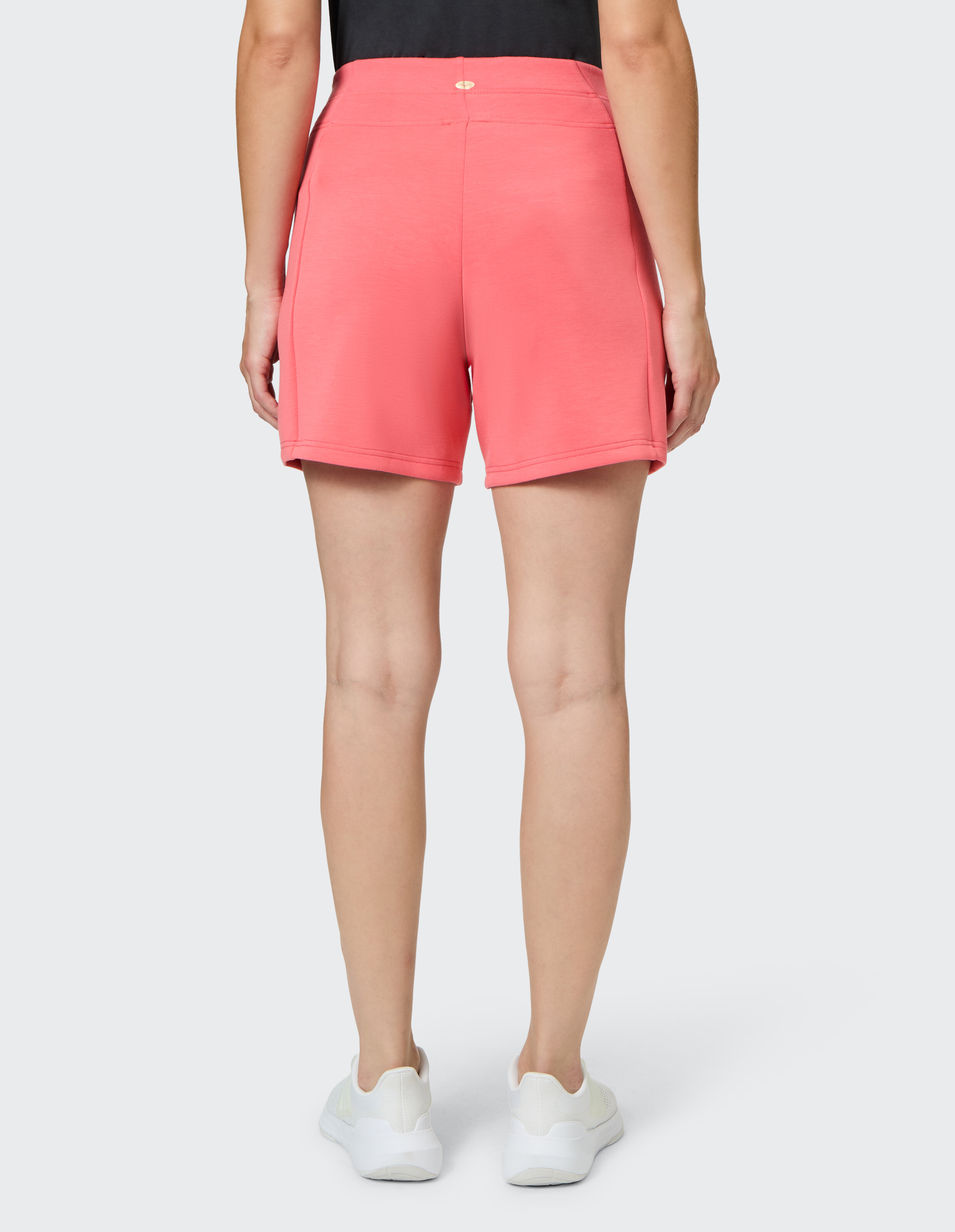 Rückansicht von korallenrosa Freizeitshorts für Damen, perfekt zum Faulenzen oder Reisen.