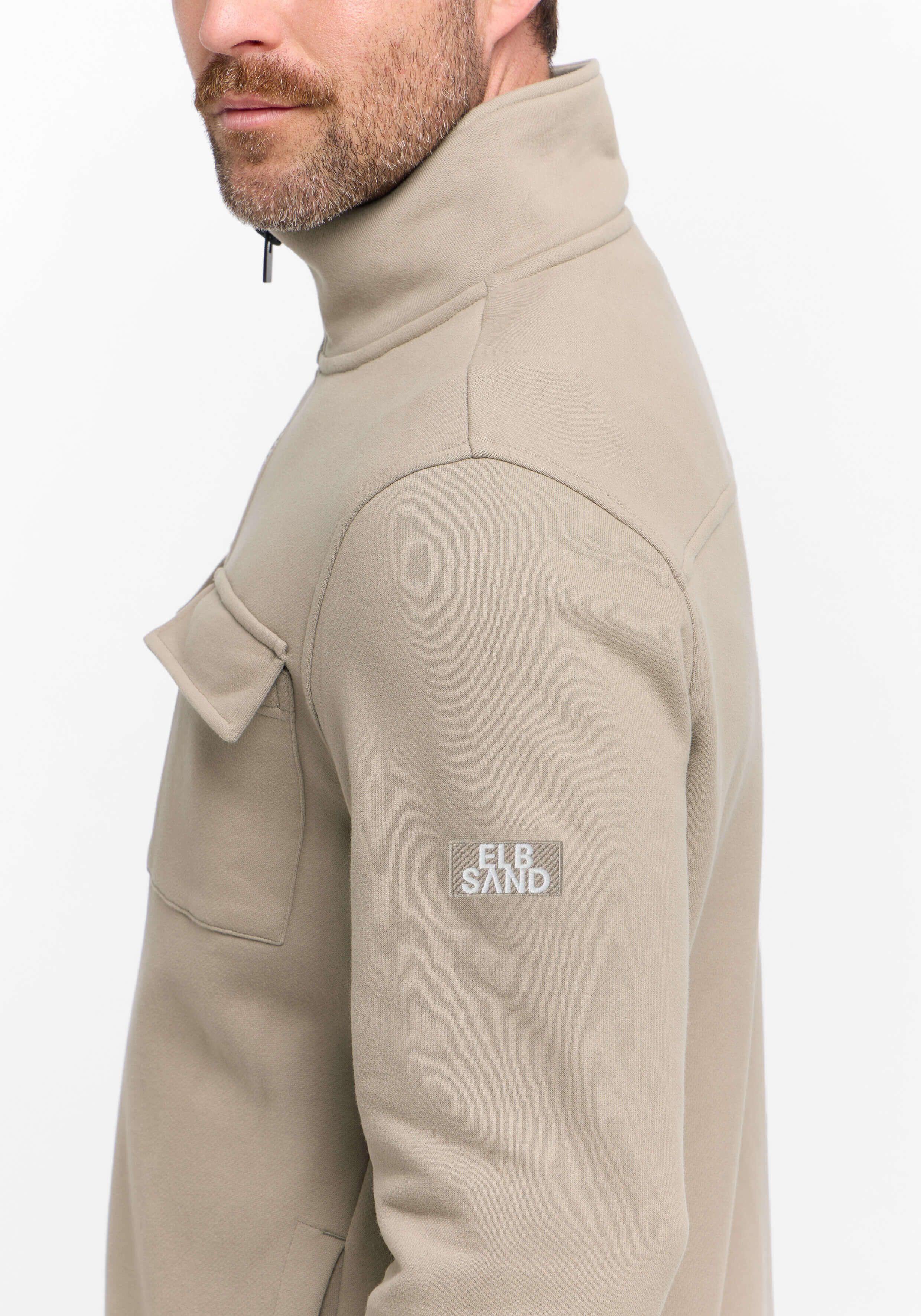 Beigefarbener Freizeitpullover für Herren mit hohem Kragen und ELB SAND-Logo.
