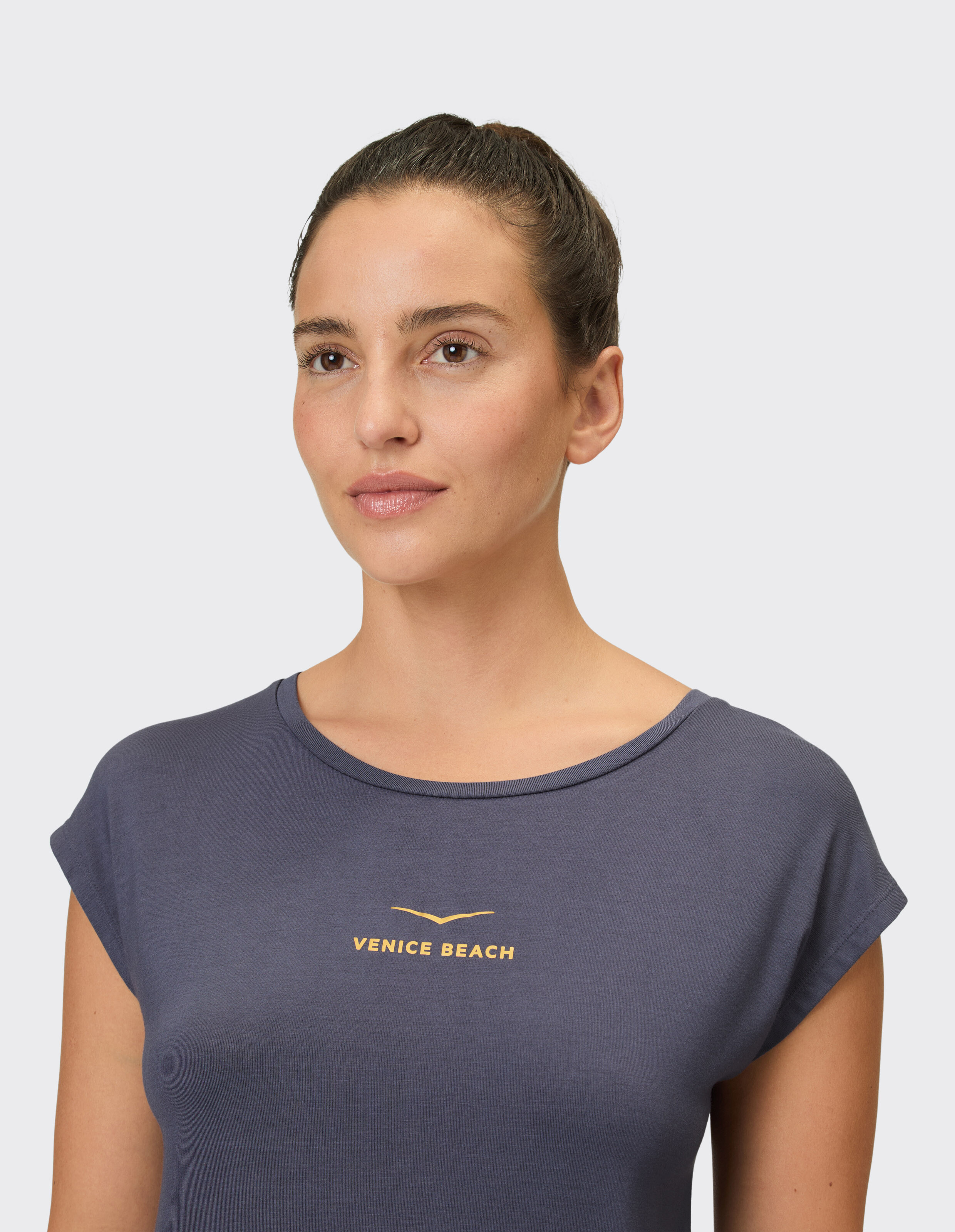 Frau trägt ein gemütliches dunkelgraues Venice Beach Kurzarmshirt Wonder lässiges Oberteil.