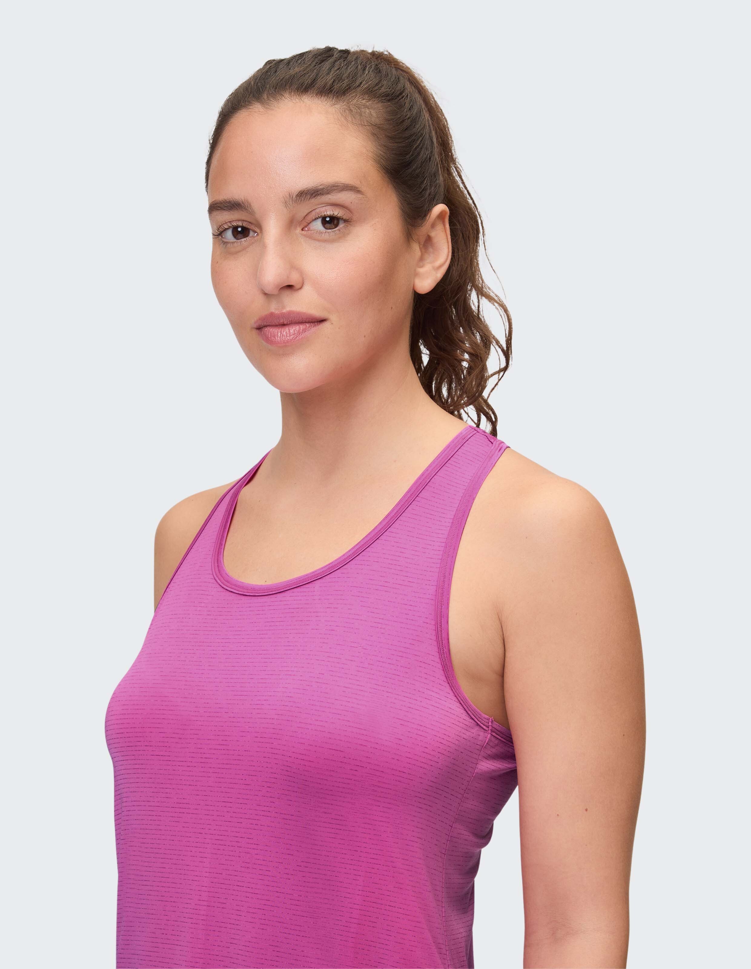 Frau trägt ein rosafarbenes Venice Beach Brenda-Tanktop für lässigen, bequemen Stil.