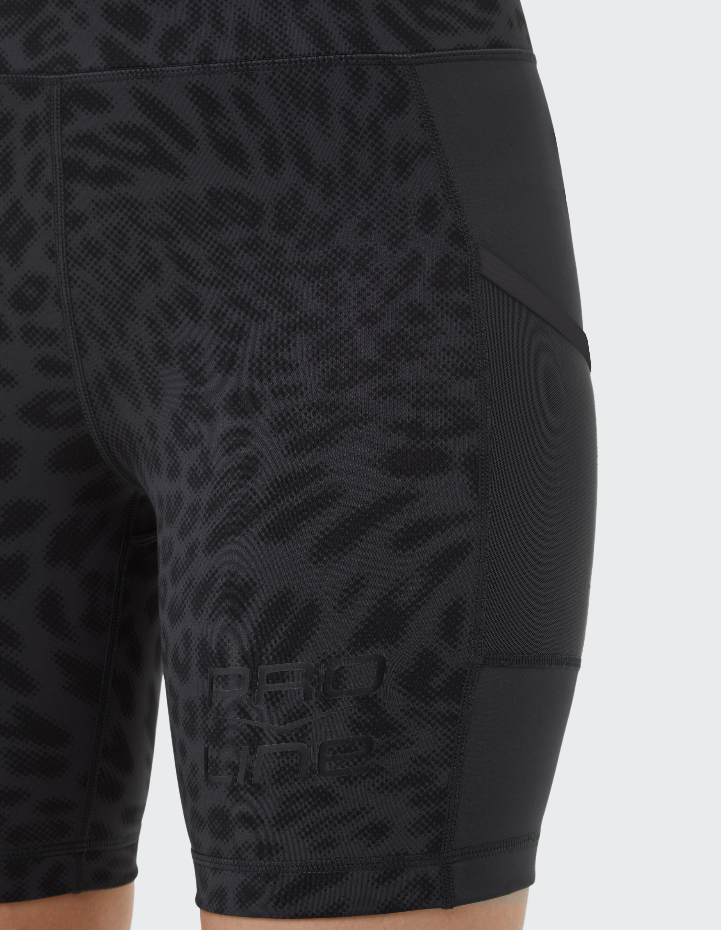 Nahaufnahme von schwarz gemusterten Active-Shorts mit elegantem Design für Freizeitkleidung.