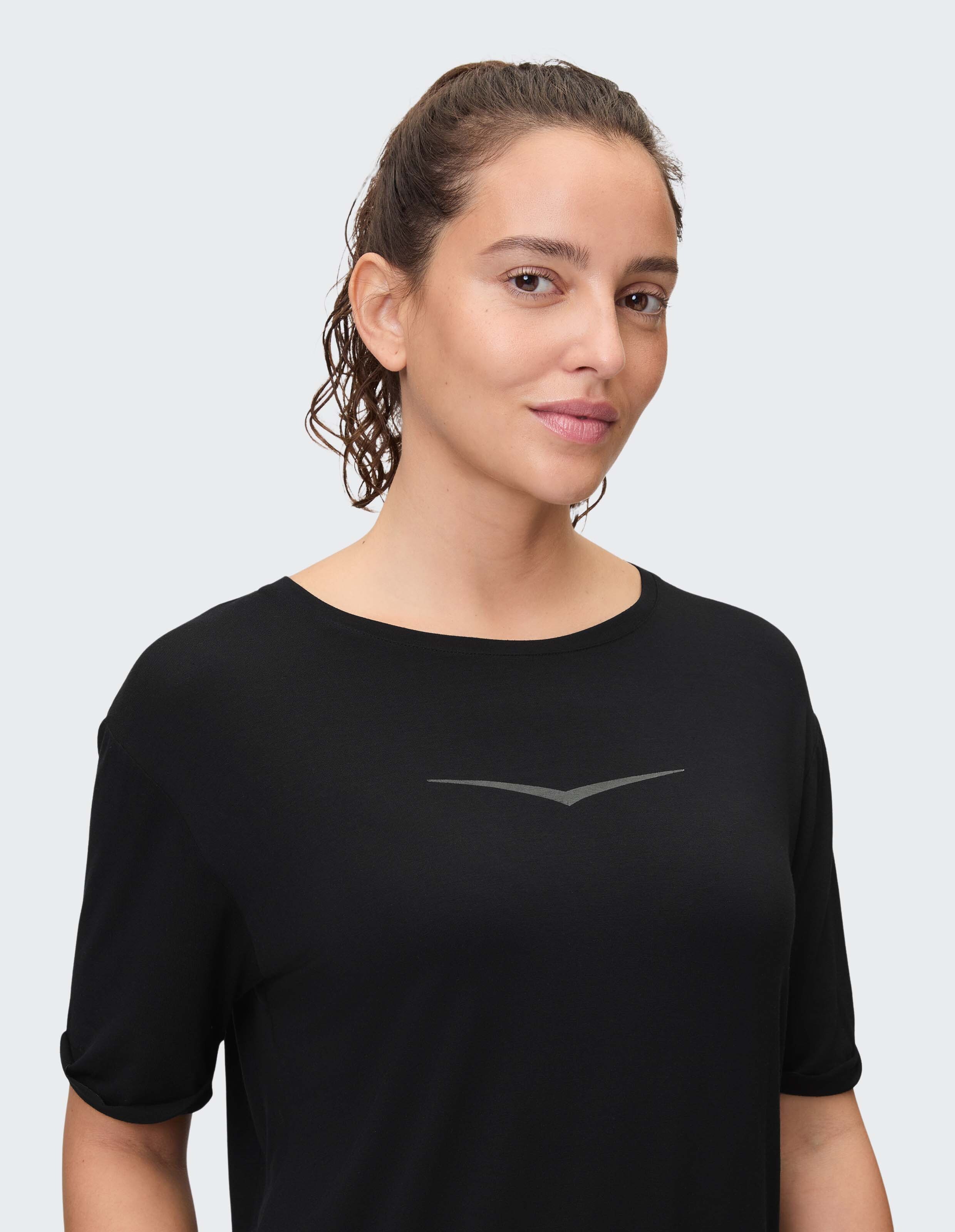 Frau trägt ein schwarzes Venice Beach Kurzarmshirt Freya für einen gemütlichen Casual-Look.