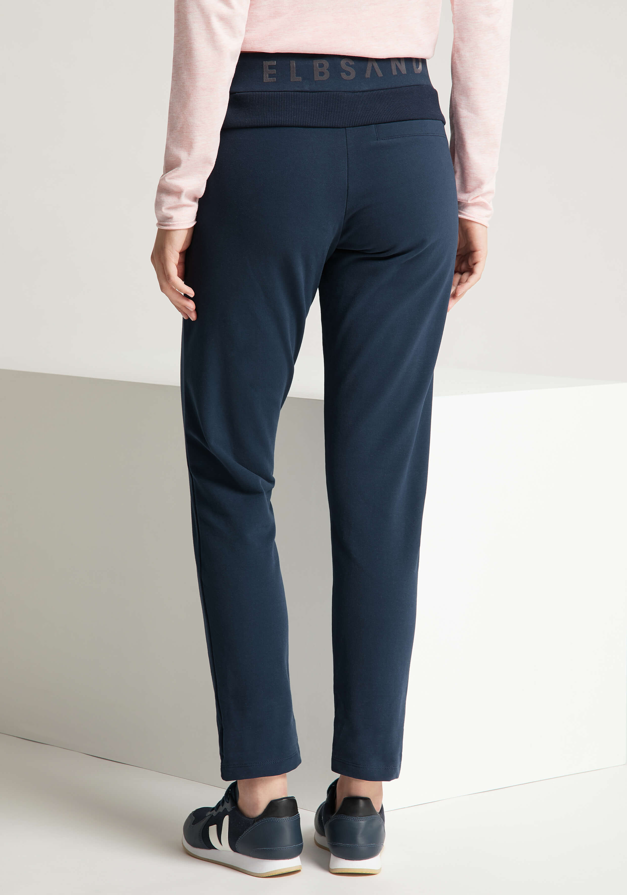 Rückansicht der marineblauen ELBSAND-Loungehose mit elastischem Markenbund.