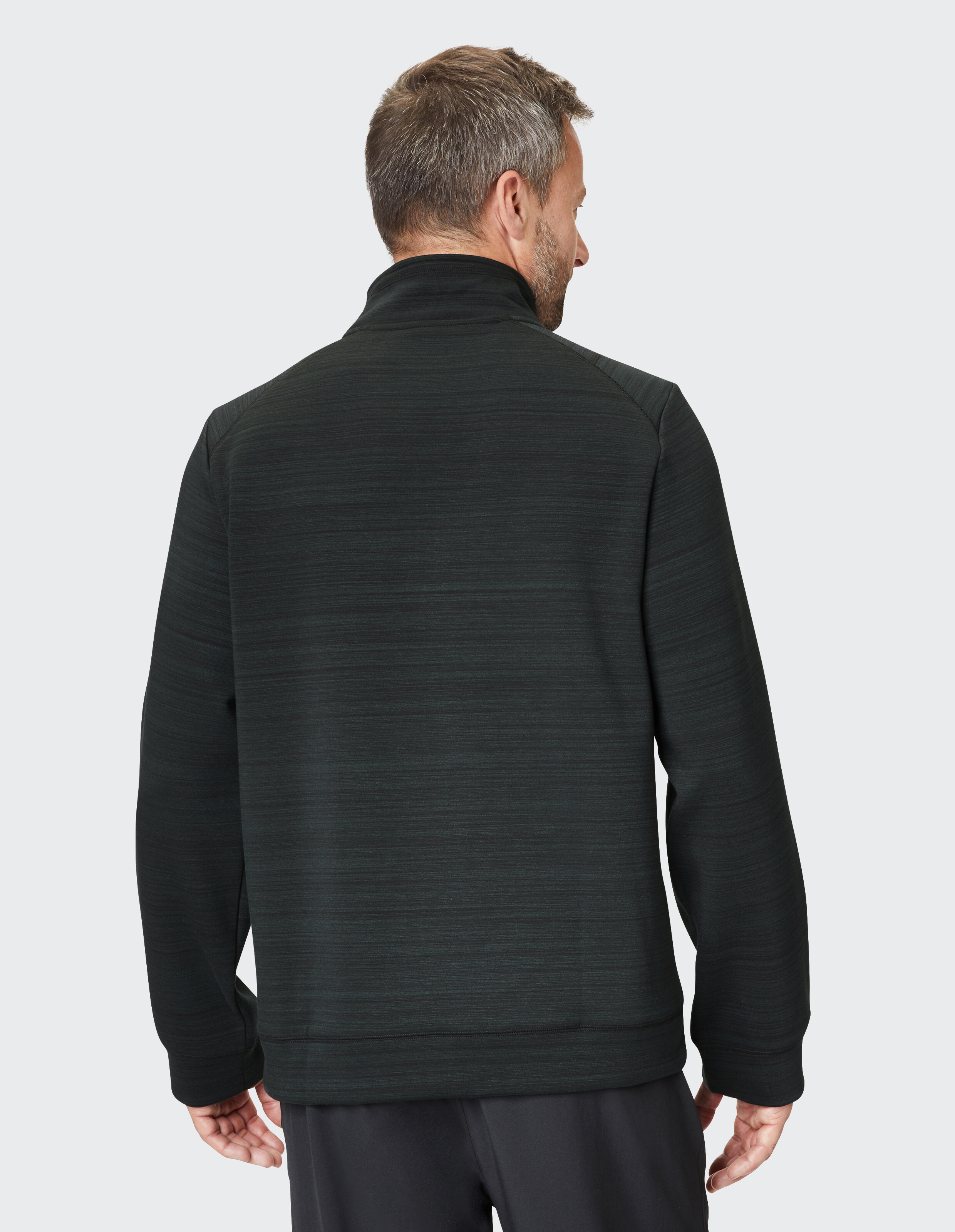 Schwarzer Pullover mit halbem Reißverschluss am Kragen, strukturiertem Stoff und einer kleinen Reißverschlusstasche am linken Ärmel.