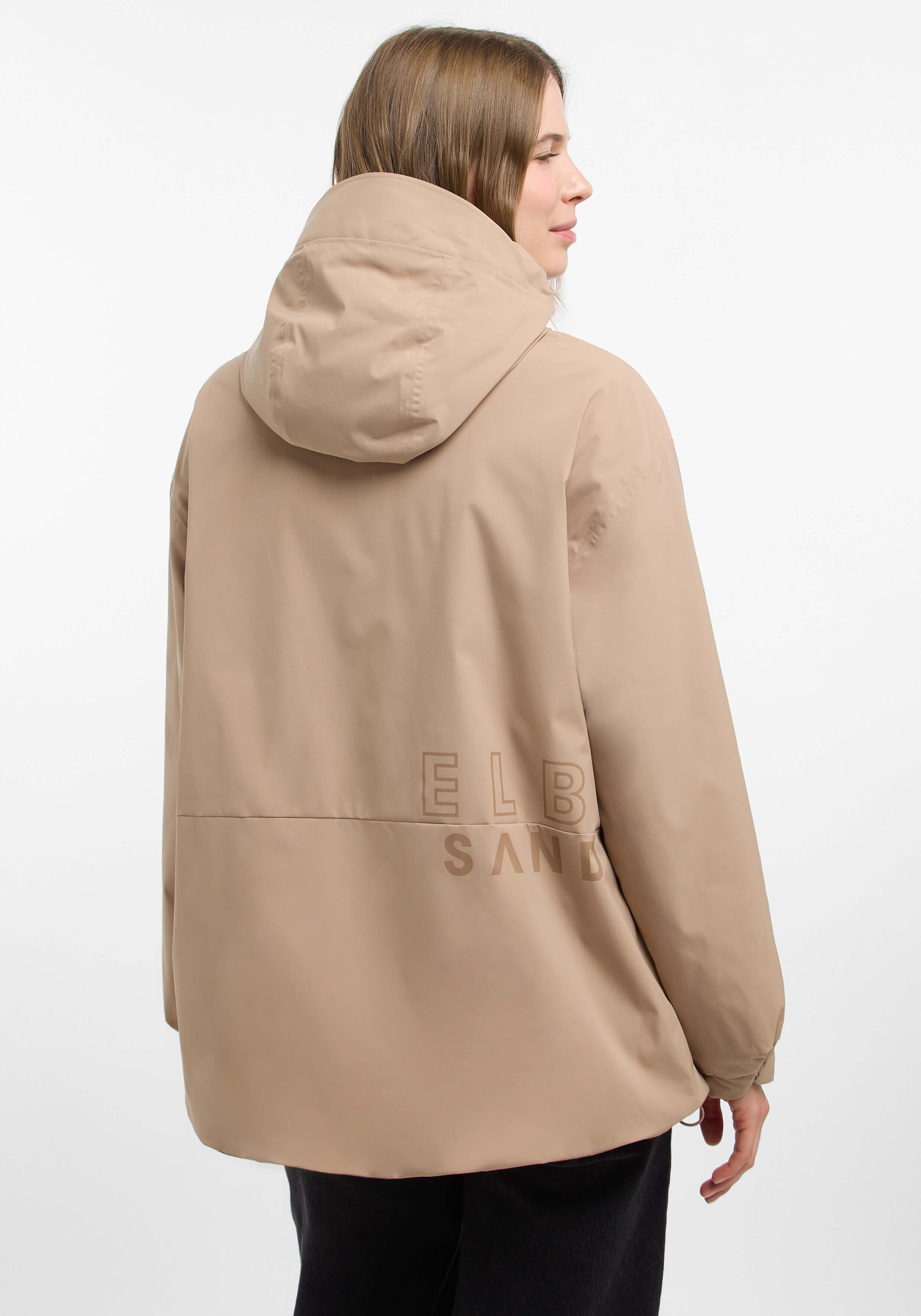 Rückansicht einer beigen Freizeitjacke mit Kapuze und ELBSAND-Branding.