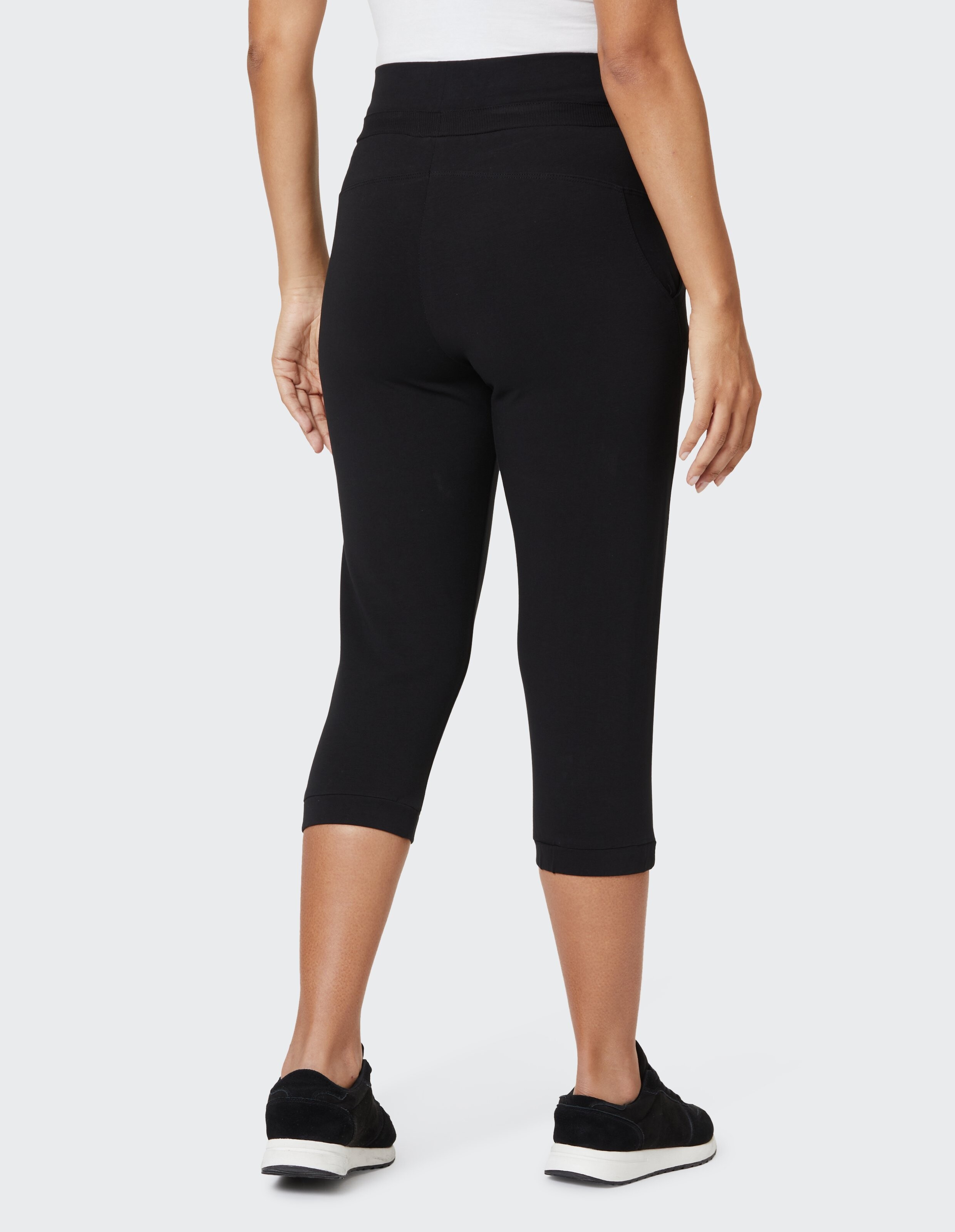 Rückansicht einer schwarzen, lässigen Capri-Loungehose mit bequemem elastischem Bund.