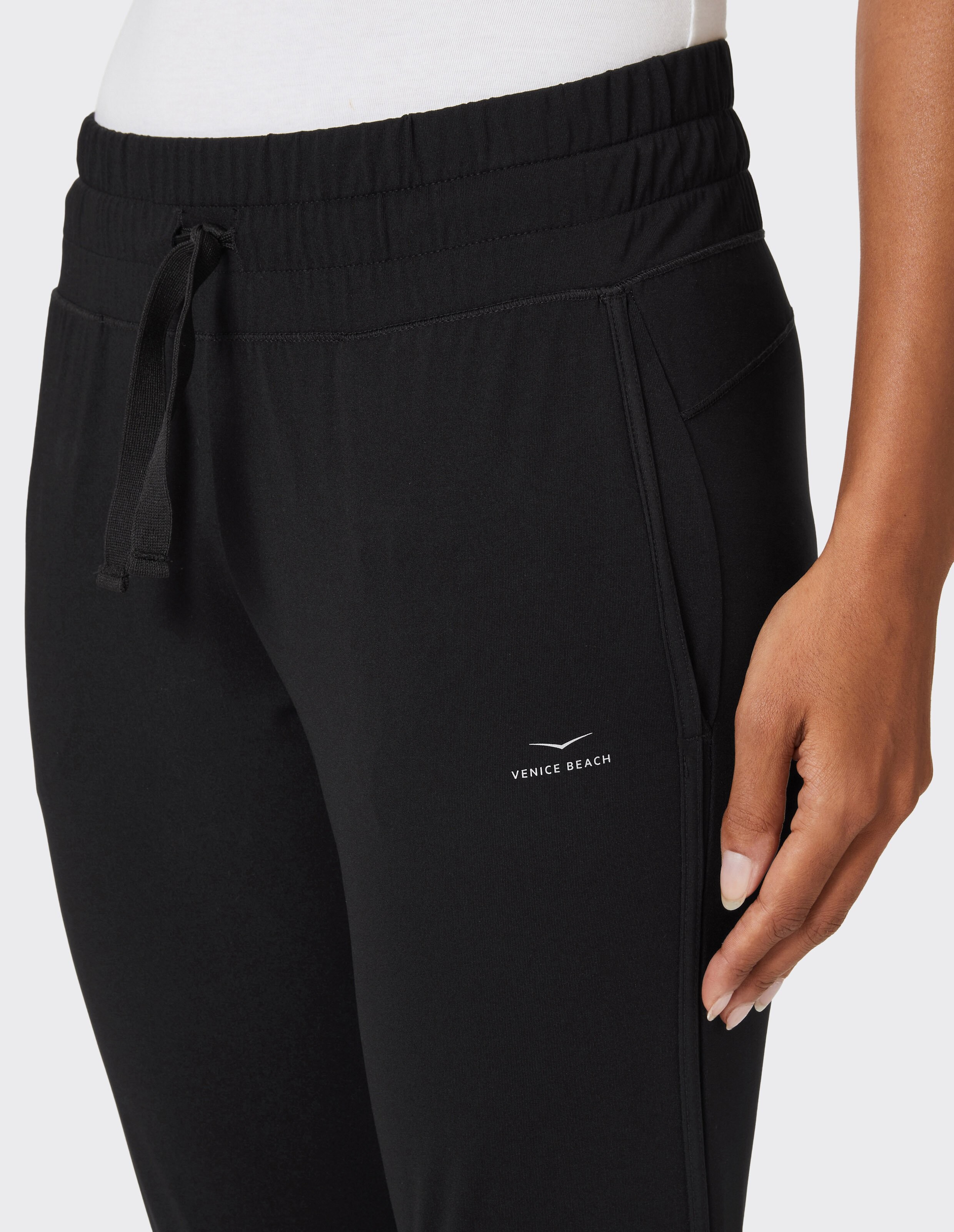 Schwarze Caprihose „Esila“ von Venice Beach mit elastischem Kordelzug in der Taille und Seitentaschen.