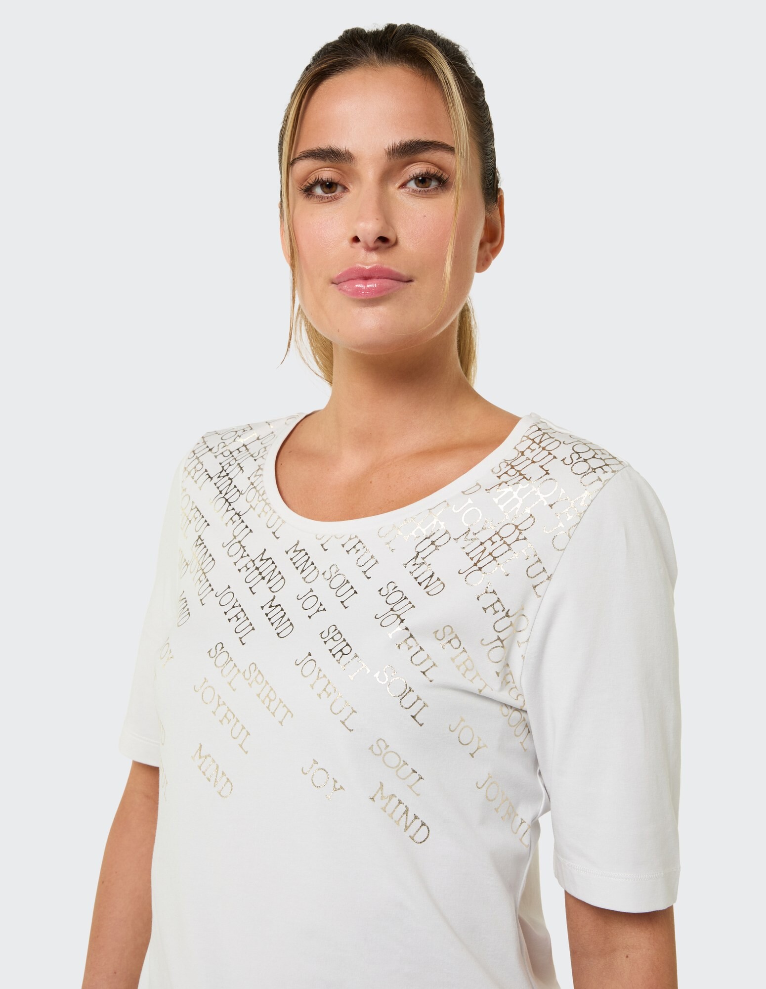 Weißes, lässiges T-Shirt mit metallischem Textdesign, perfekt für entspannte Ausflüge.