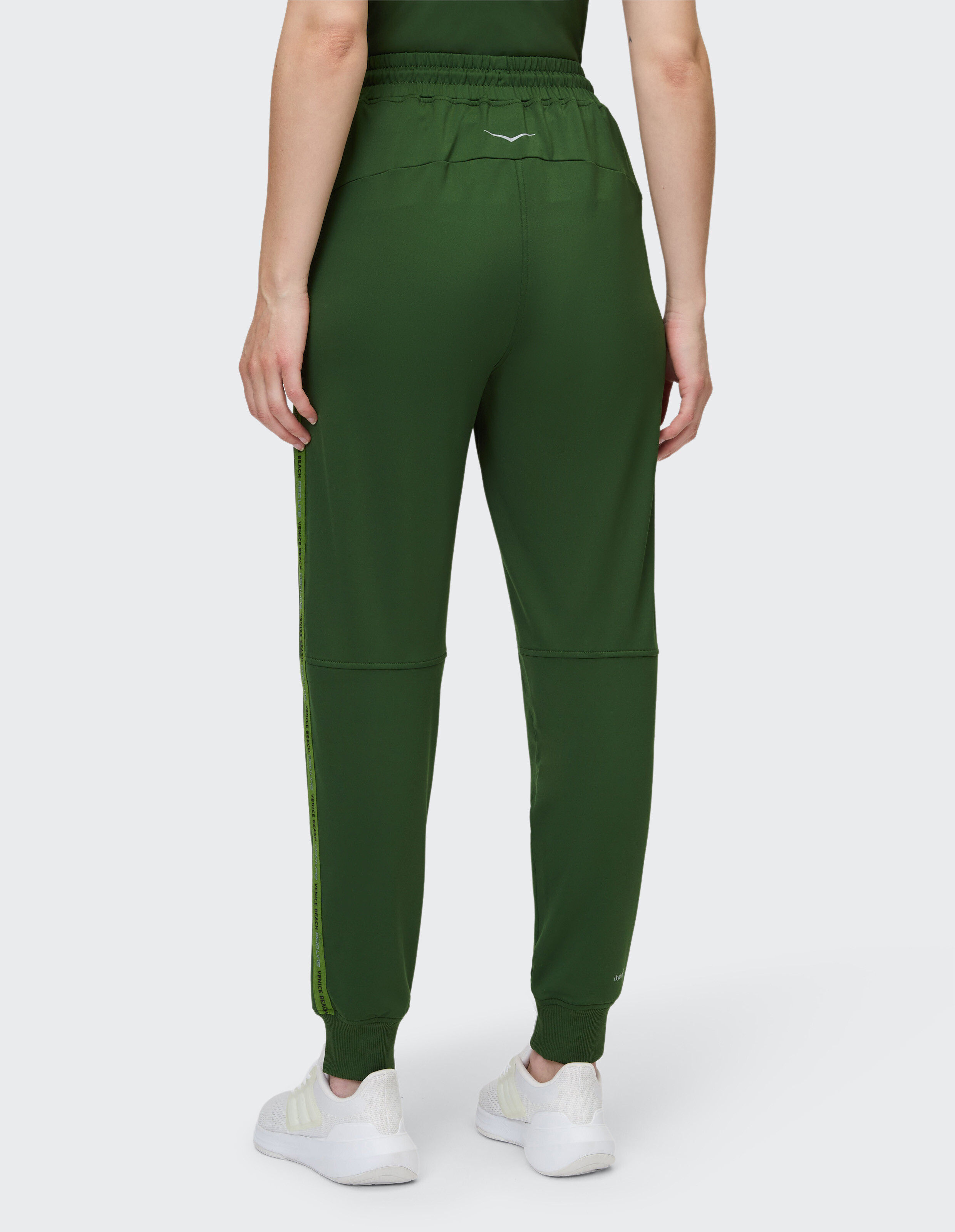 Rückansicht einer dunkelgrünen, lässigen Jogginghose mit seitlichem Streifendetail und elastischem Bund.