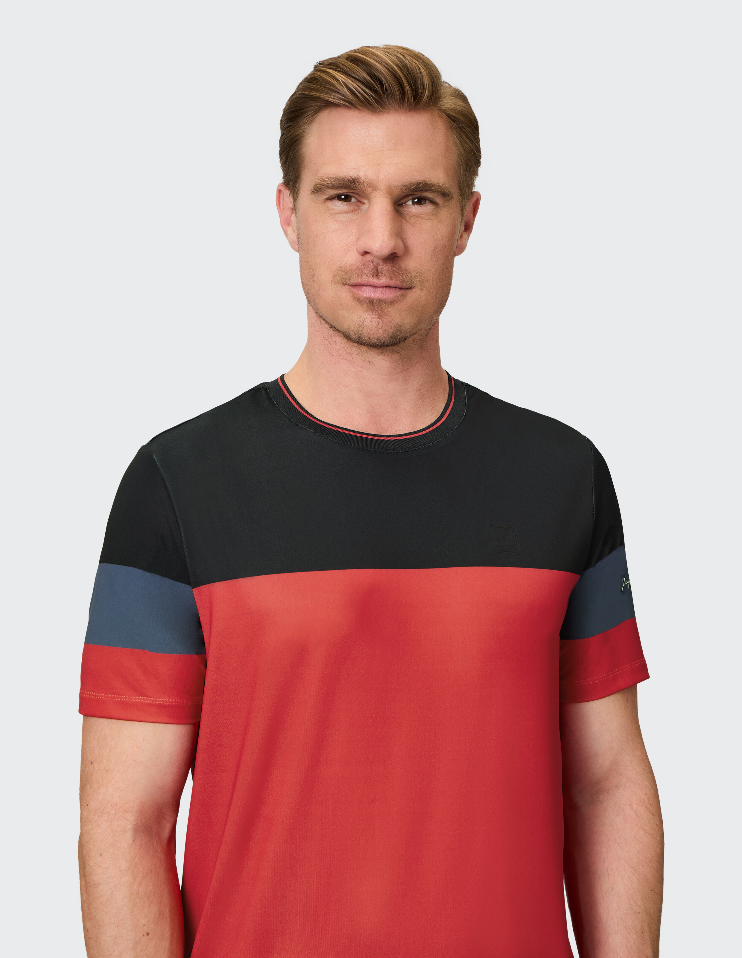 Lässiges Herren-T-Shirt im Farbblock-Design in Rot, Schwarz und Blau, perfekt für entspannte Ausflüge.