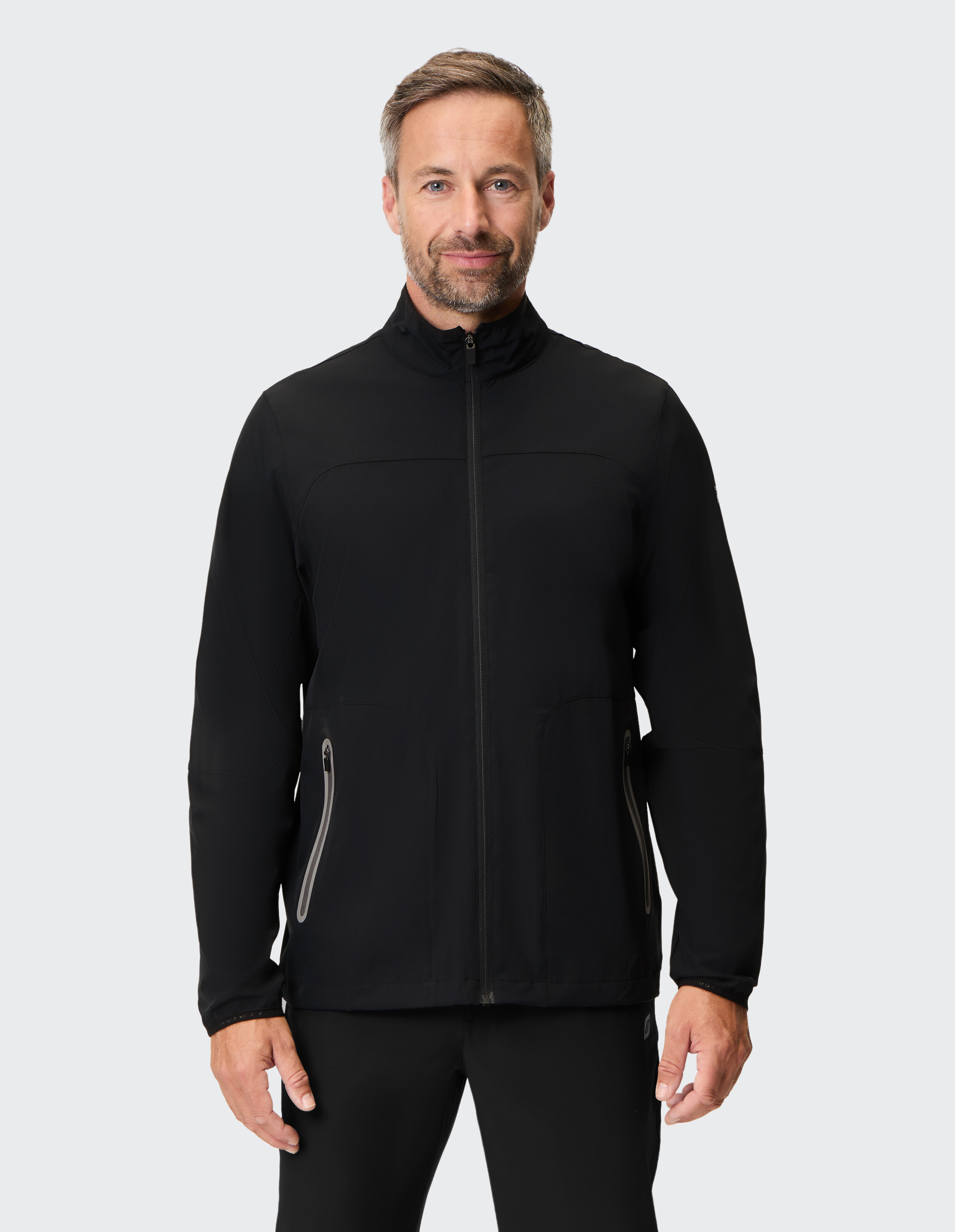 Schwarze Freizeitjacke für Herren mit Reißverschlusstaschen, perfekt für Outdoor-Aktivitäten.