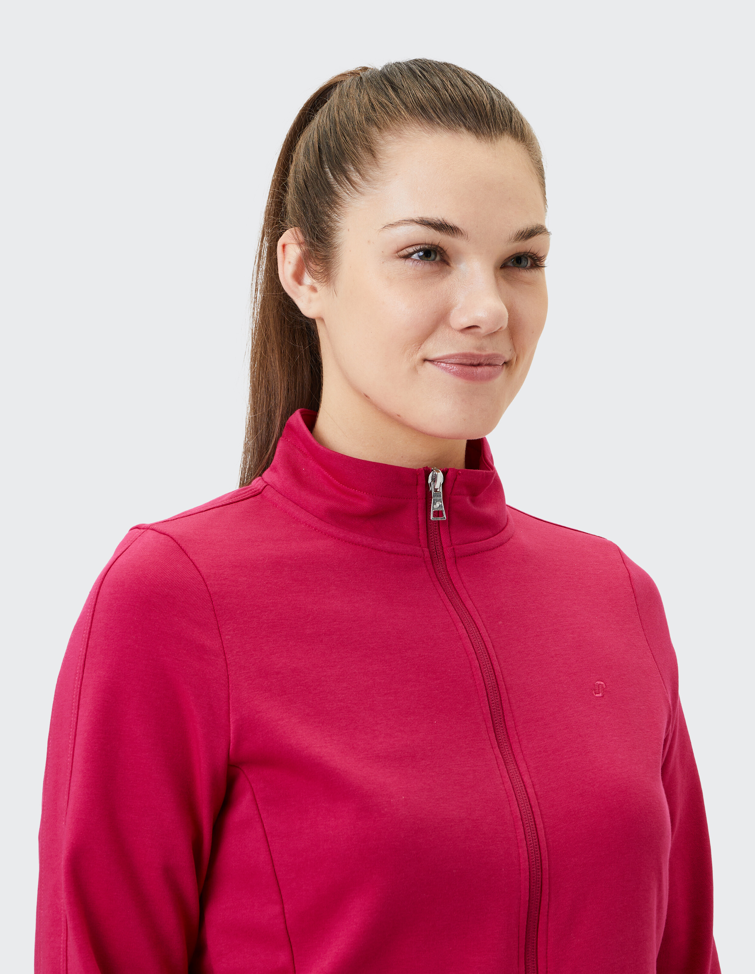 Roter Freizeitanzug mit langen Ärmeln und Reißverschluss an der Jacke, passende lange Hosen, bequemer und schlichter Stil.