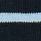Nahaufnahme eines dunkelblauen Stoffes mit hellblauen Streifen, ideal für Freizeitkleidung.