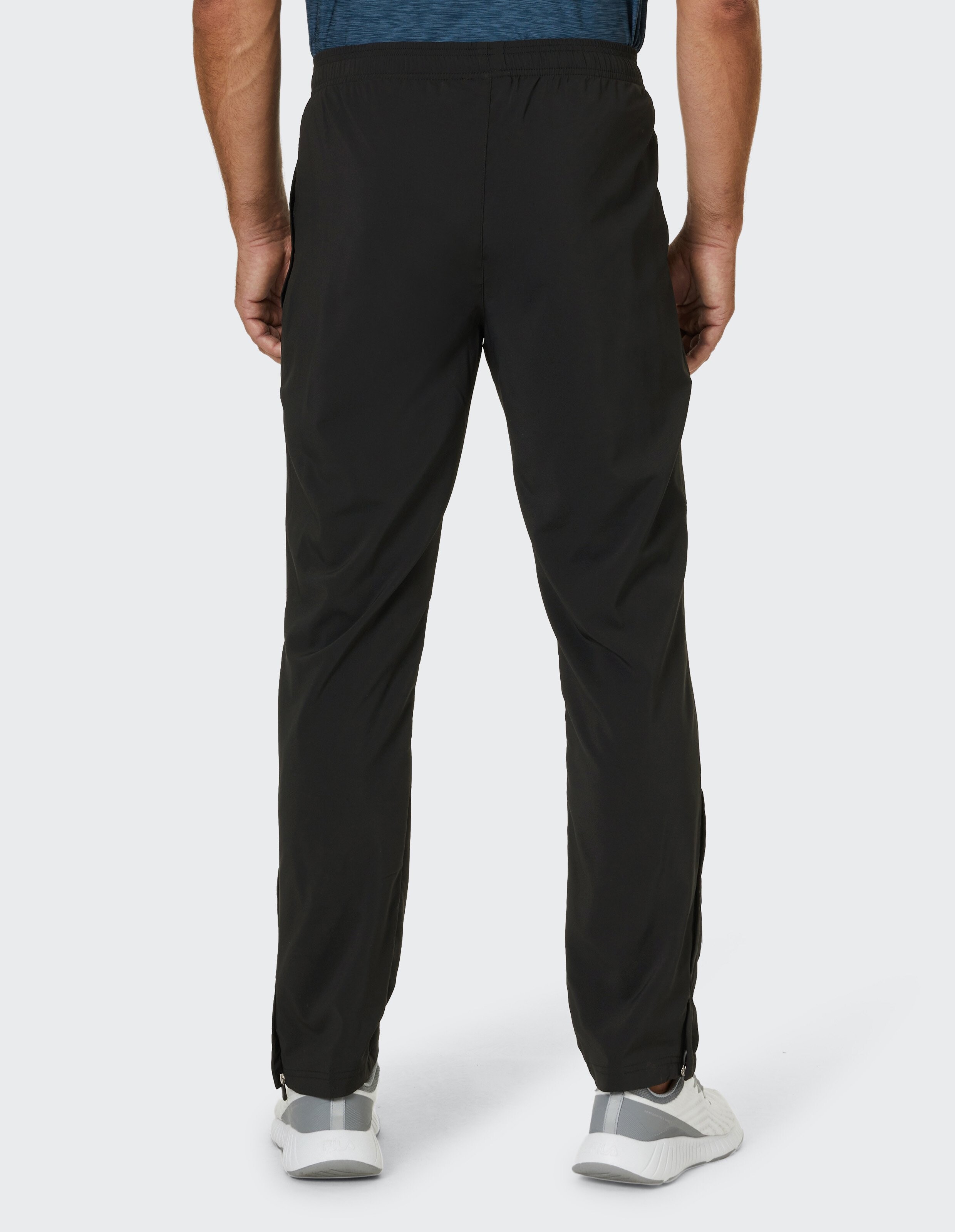 Schwarze, lange Sporthose mit elastischem Bund und geradem Schnitt, ideal für Training und Freizeit.