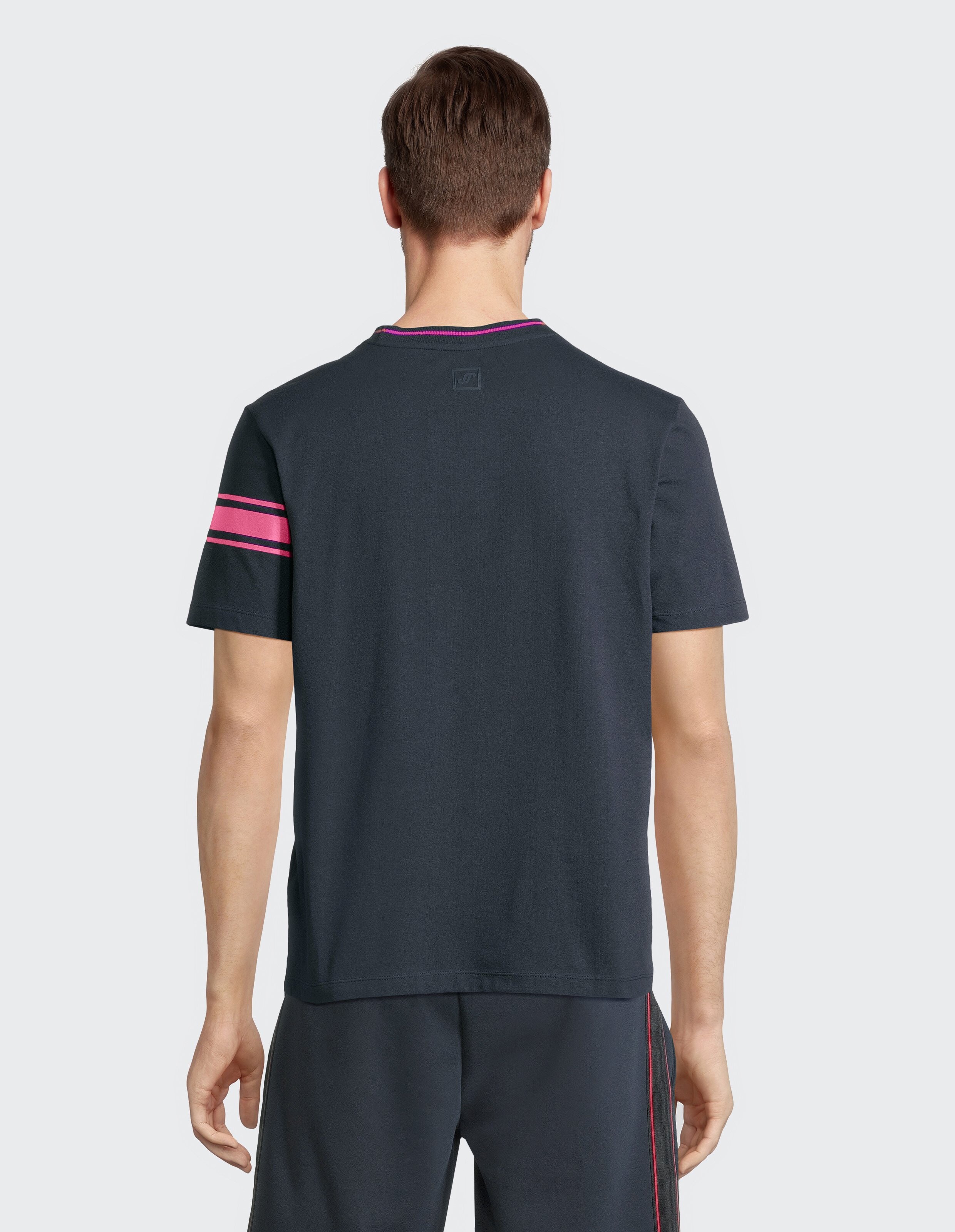 Marineblaues Freizeit-T-Shirt für Herren mit rosa Streifen, perfekt für entspannte Ausflüge.