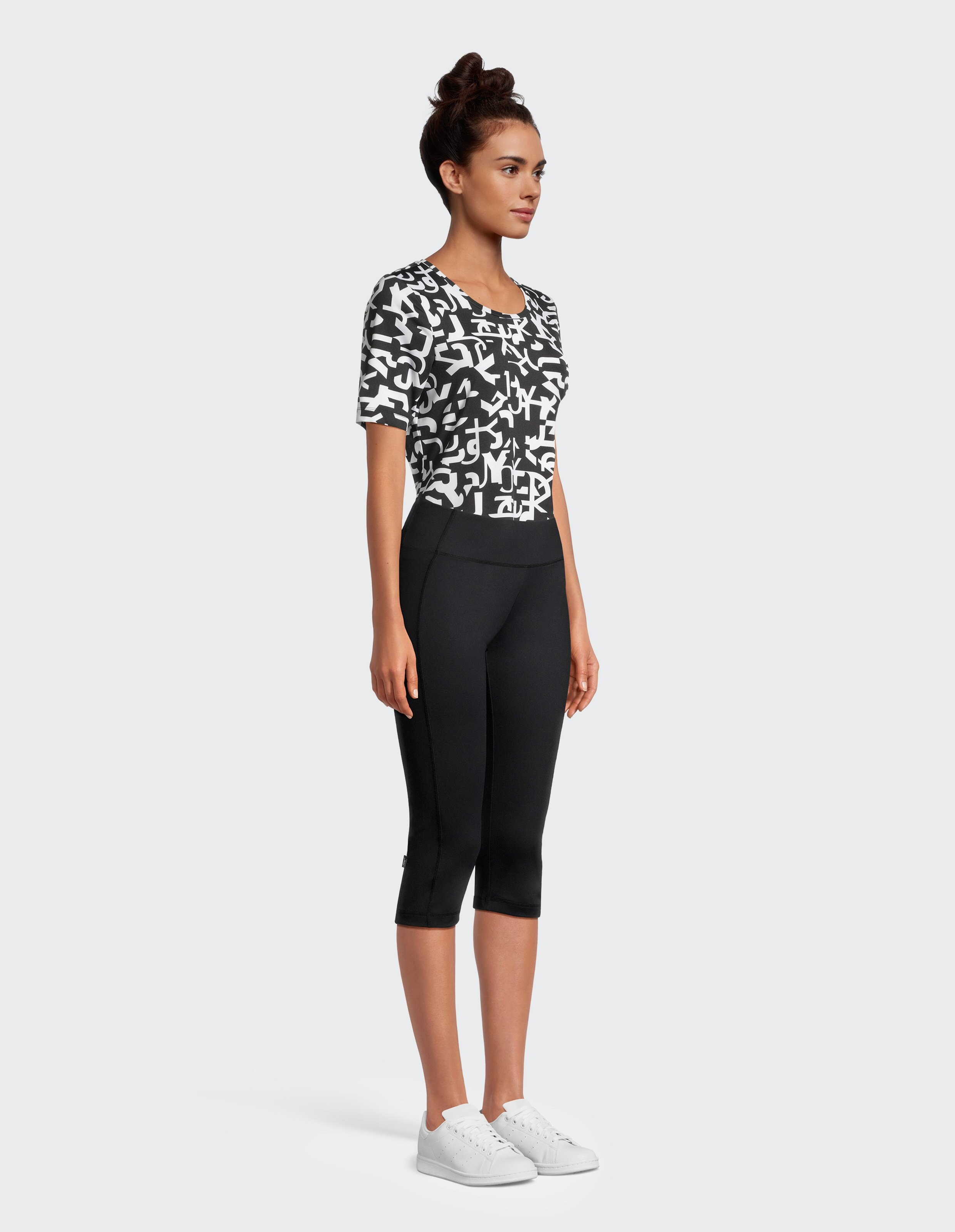 Schwarze, knielange Sportleggings mit breitem Bund und schmalem Schnitt, ideal für Fitnessaktivitäten und bequemes Tragen.