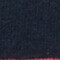 Nahaufnahme eines dunkelblauen Stoffes mit dezenter Textur und roten Nähten.