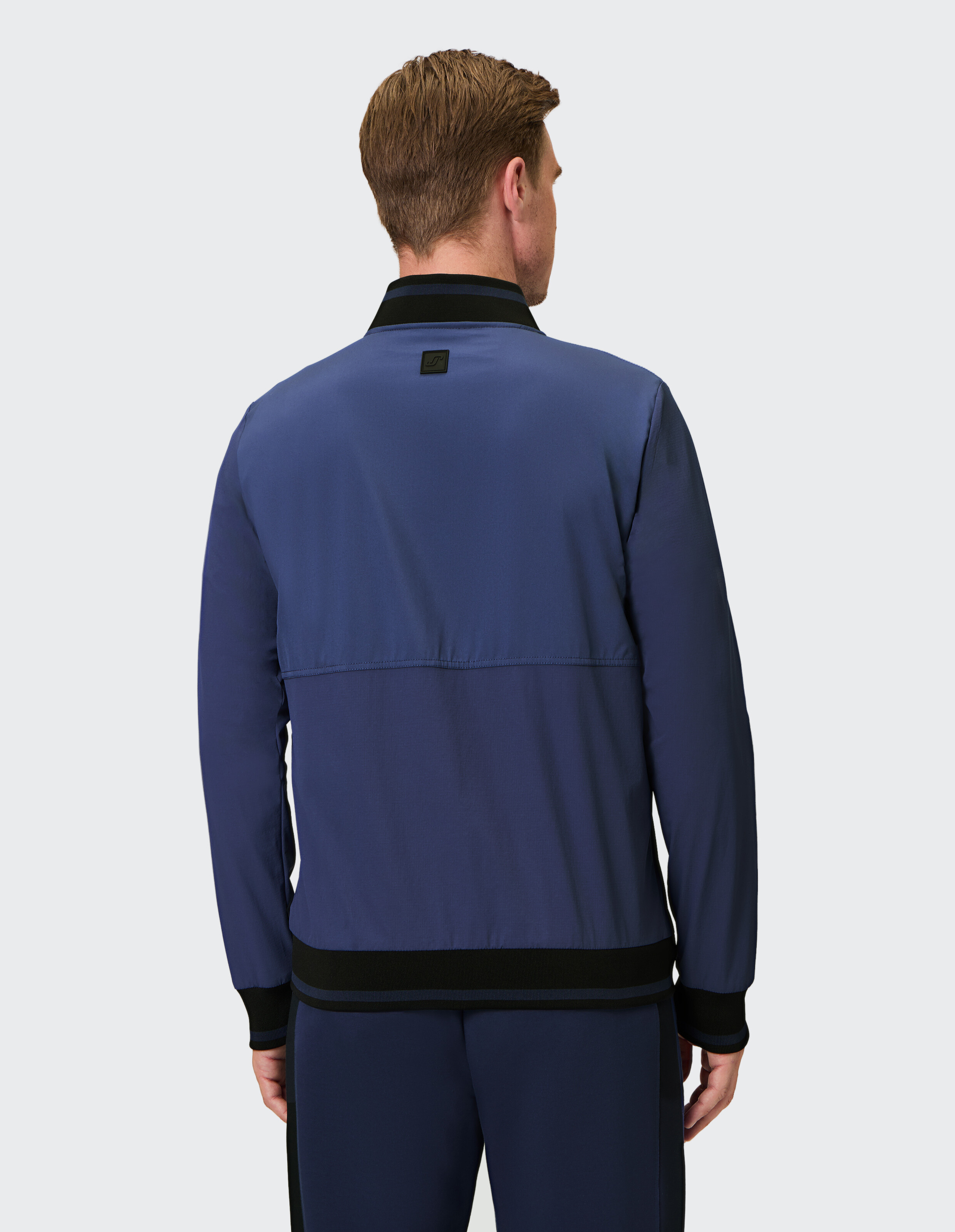 Marineblaue Freizeitjacke für Herren mit schwarzen Akzenten, perfekt für entspannte Ausflüge.