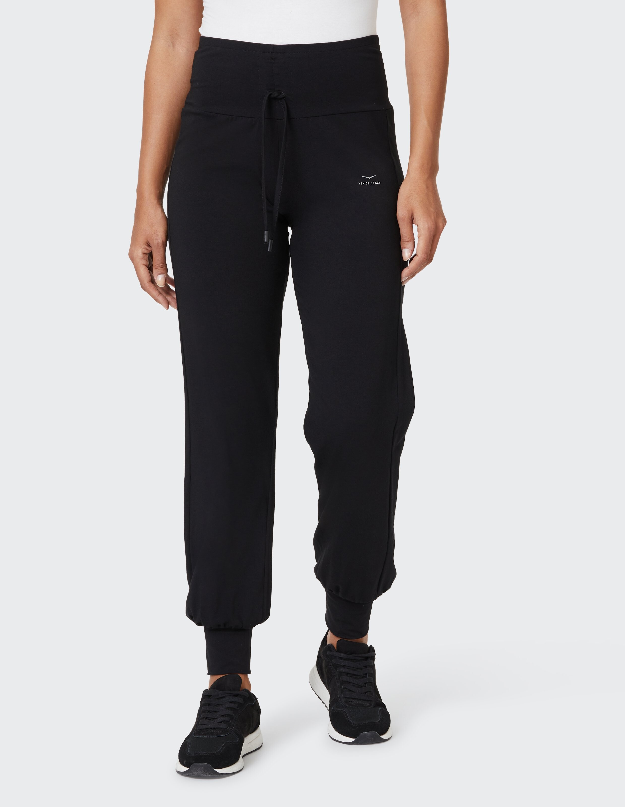 Schwarze Jogginghose für Damen mit Kordelzug, perfekt zum lässigen Faulenzen.