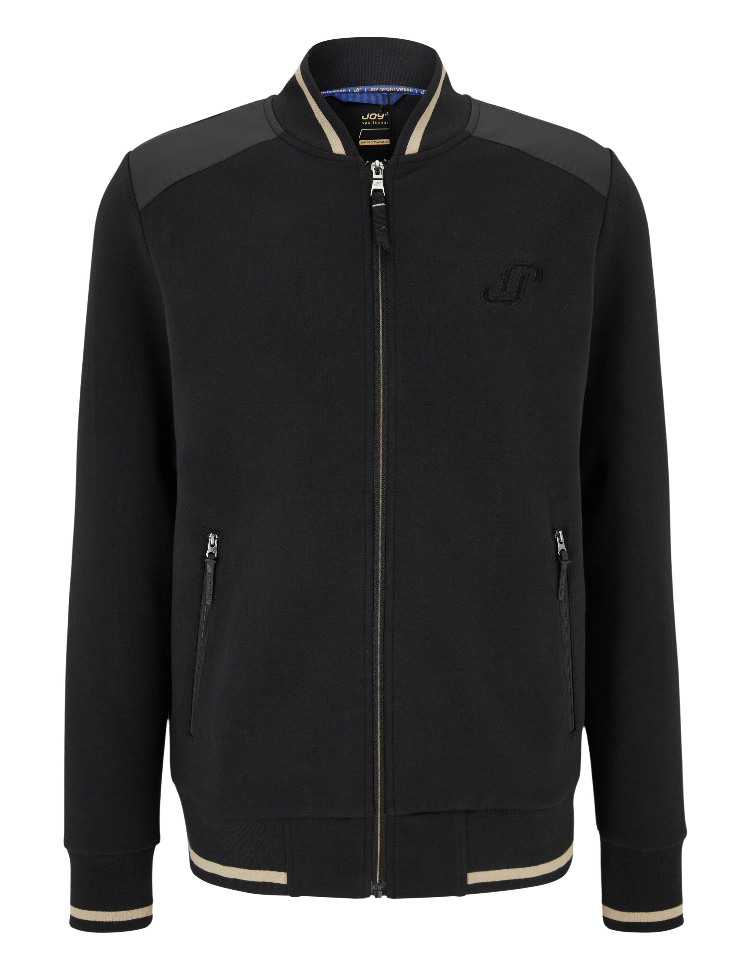 Schwarze Jacke mit Reißverschluss, gestreiftem Kragen und Bündchen, zwei Taschen und dezentem Logo auf der Brust links.