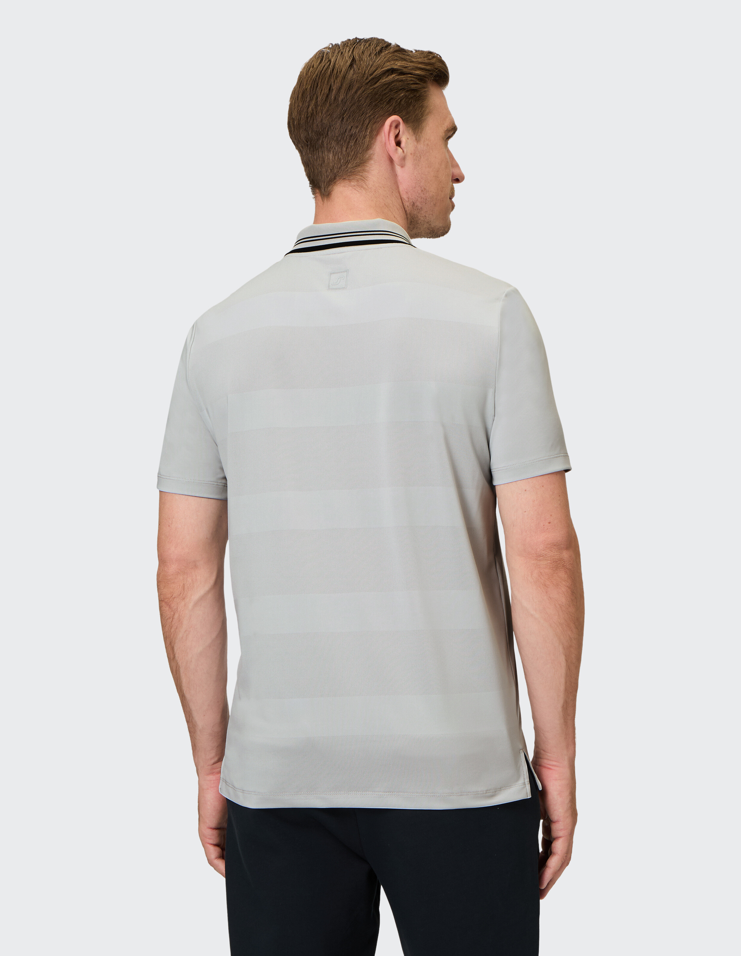 Hellgraues Herrenpoloshirt mit Streifen, perfekt für Freizeitausflüge.