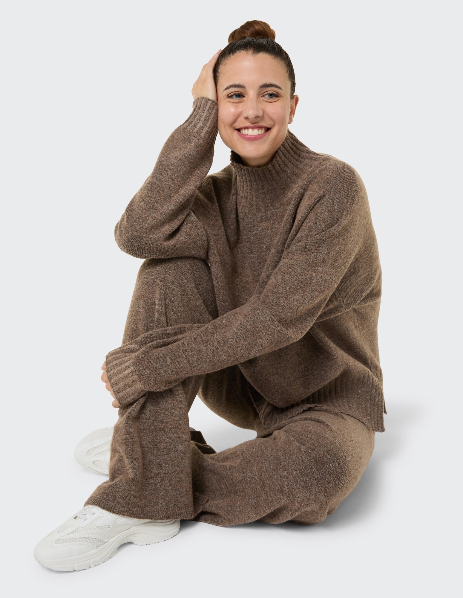 Gemütliches Set aus braunem Strickpullover und Hose, perfekt zum lässigen Faulenzen.