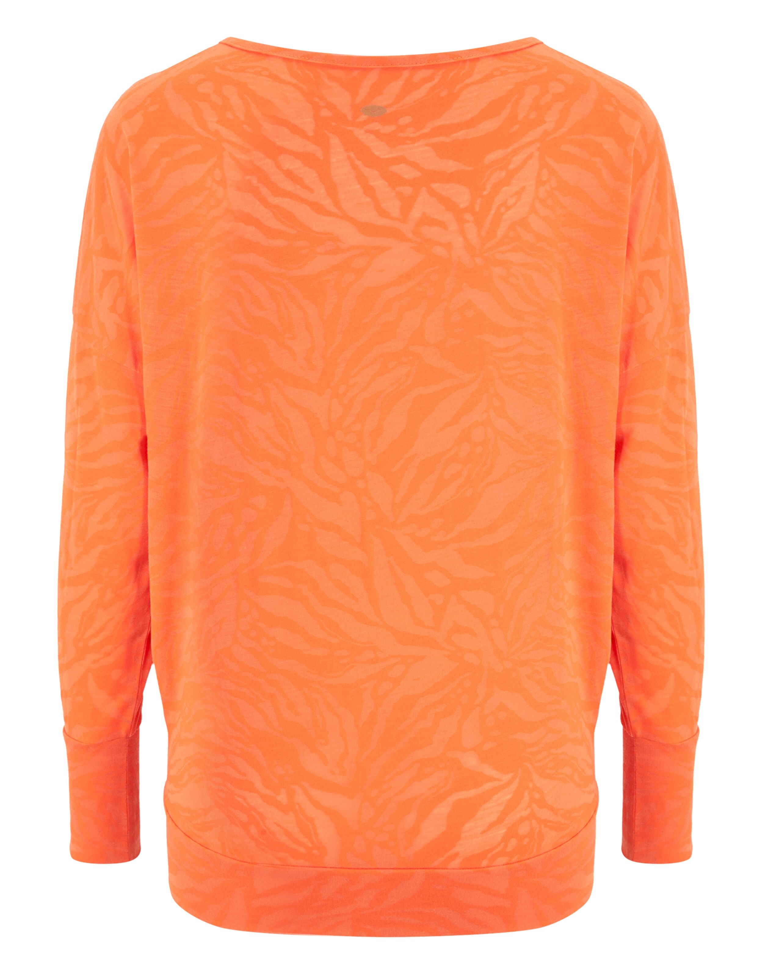 Rückansicht eines orangefarbenen Langarm-Tops mit dezentem Animal-Print-Muster.