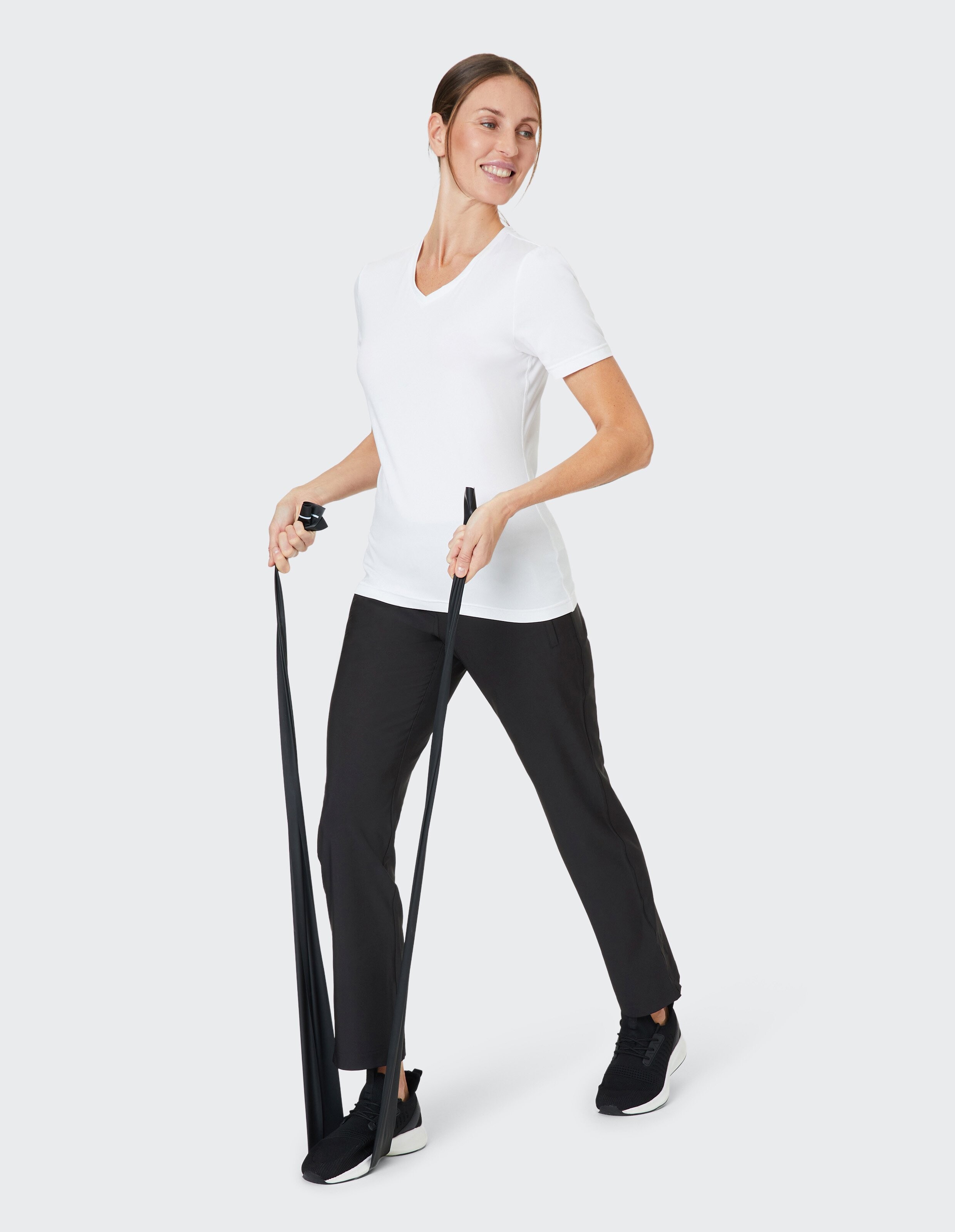 Schwarze, gerade geschnittene Hose mit dehnbarem Bund und leicht ausgestellten Beinen, knitterfreies Material ohne sichtbare Verschlüsse.