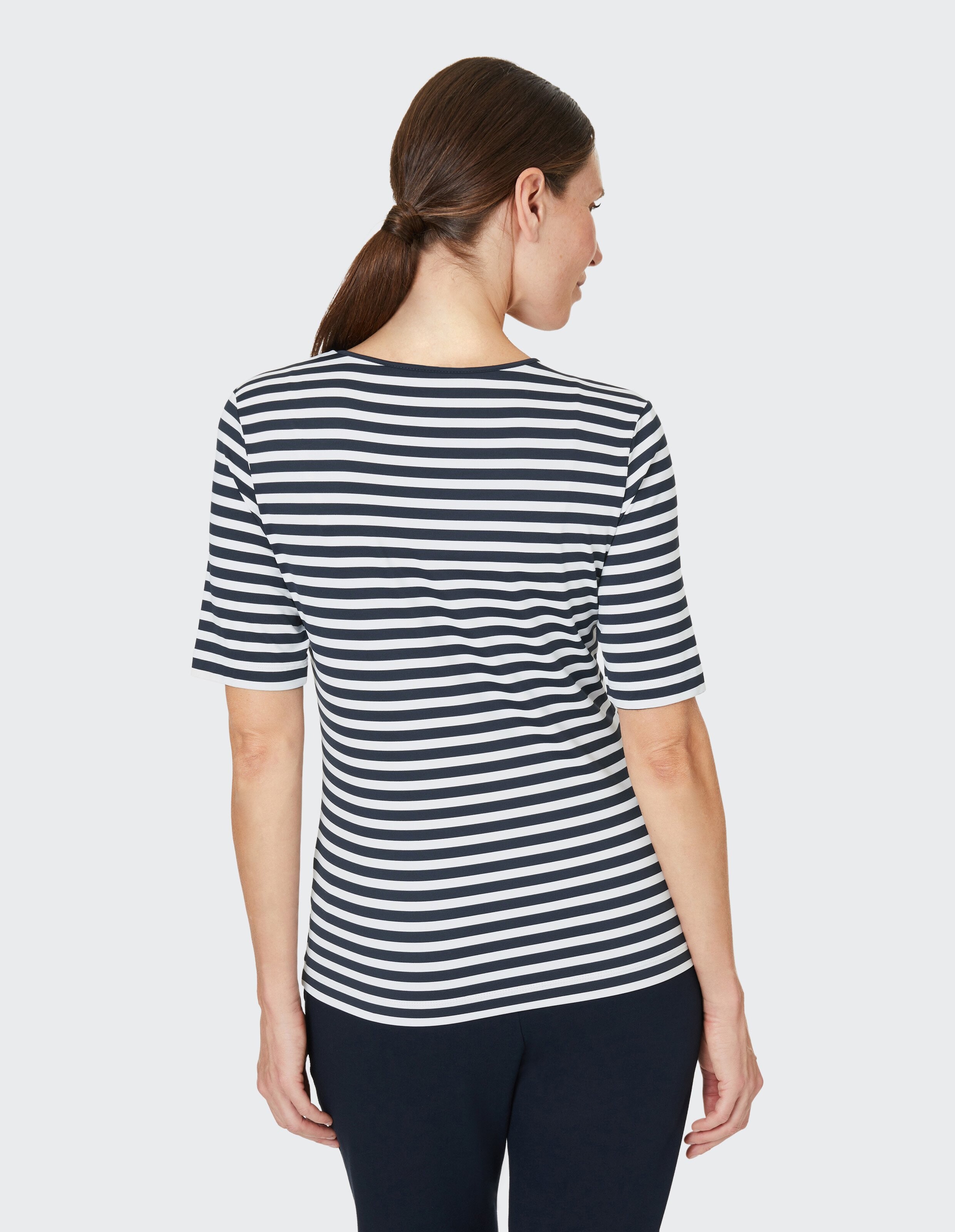 Gestreiftes T-Shirt mit kurzen Ärmeln, blauen und weißen horizontalen Streifen, Rundhalsausschnitt, aus leichtem Stoff hergestellt.