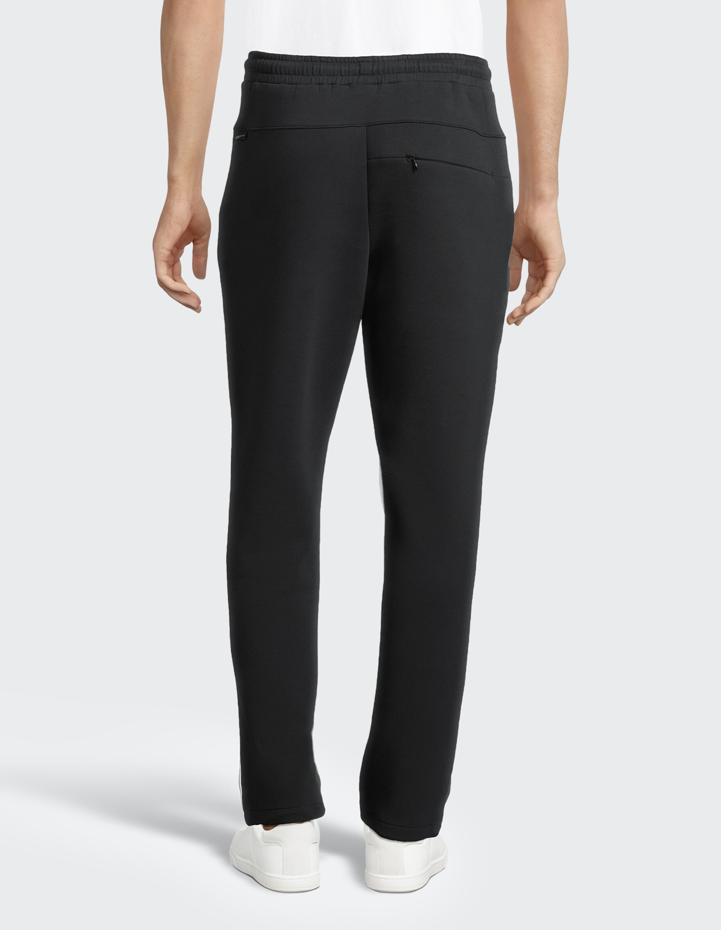 Rückansicht einer schwarzen Freizeit-Jogginghose mit elastischem Bund und Reißverschlusstasche.