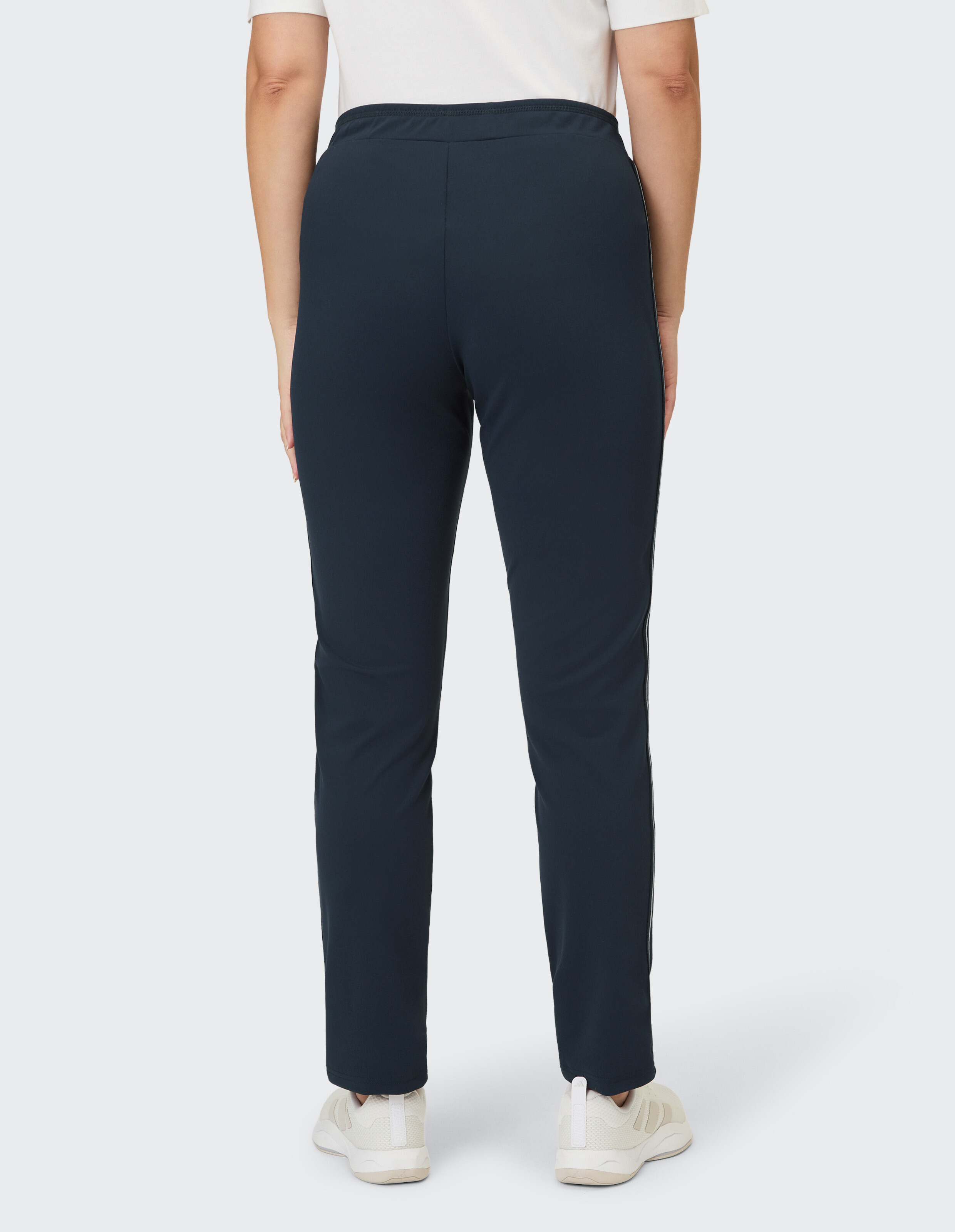 Rückansicht einer marineblauen Freizeithose, perfekt zum Faulenzen oder Reisen.