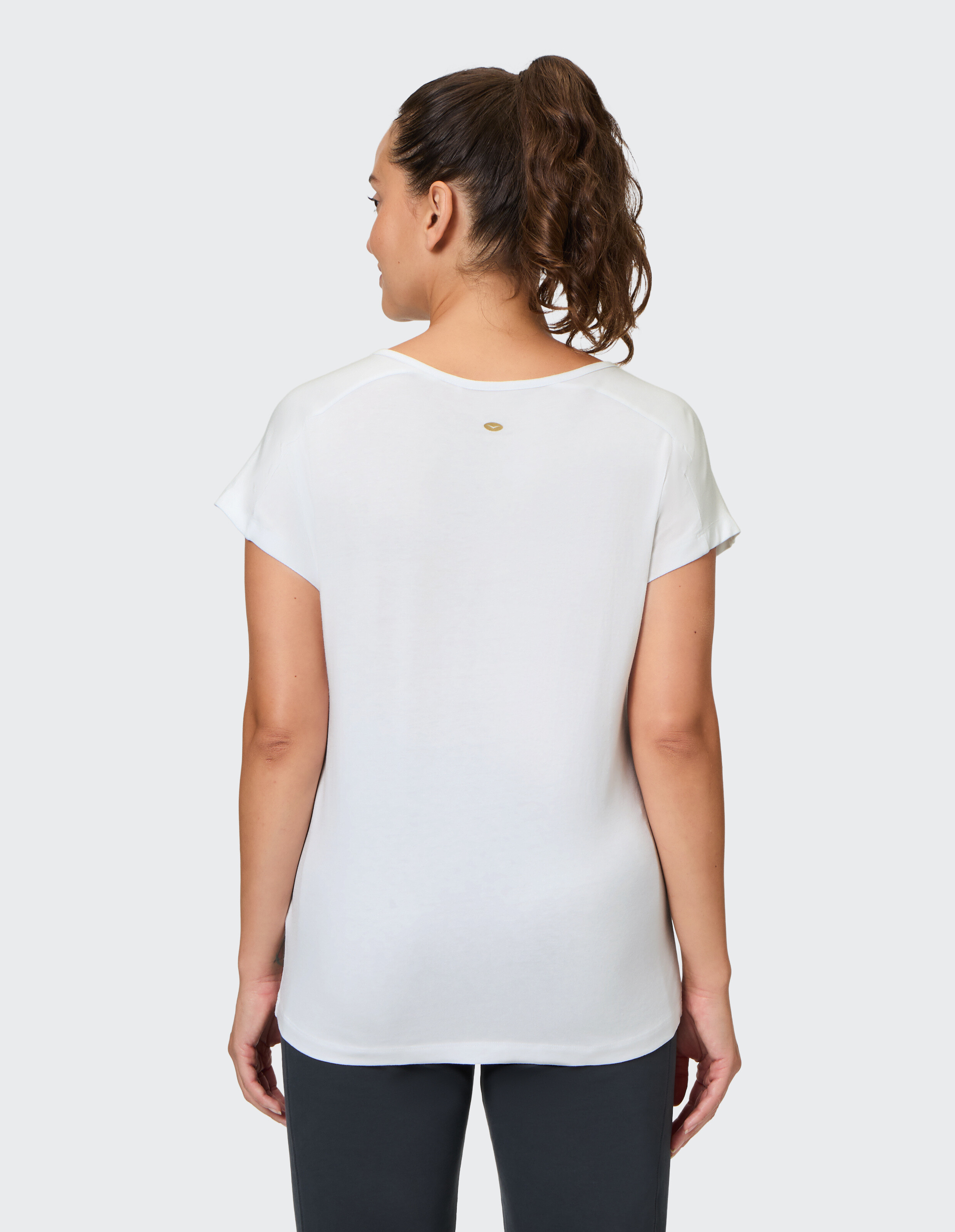 Rückansicht des Venice Beach Kurzarmshirt Tia in Weiß, einem bequemen, lässigen Kurzarmshirt.
