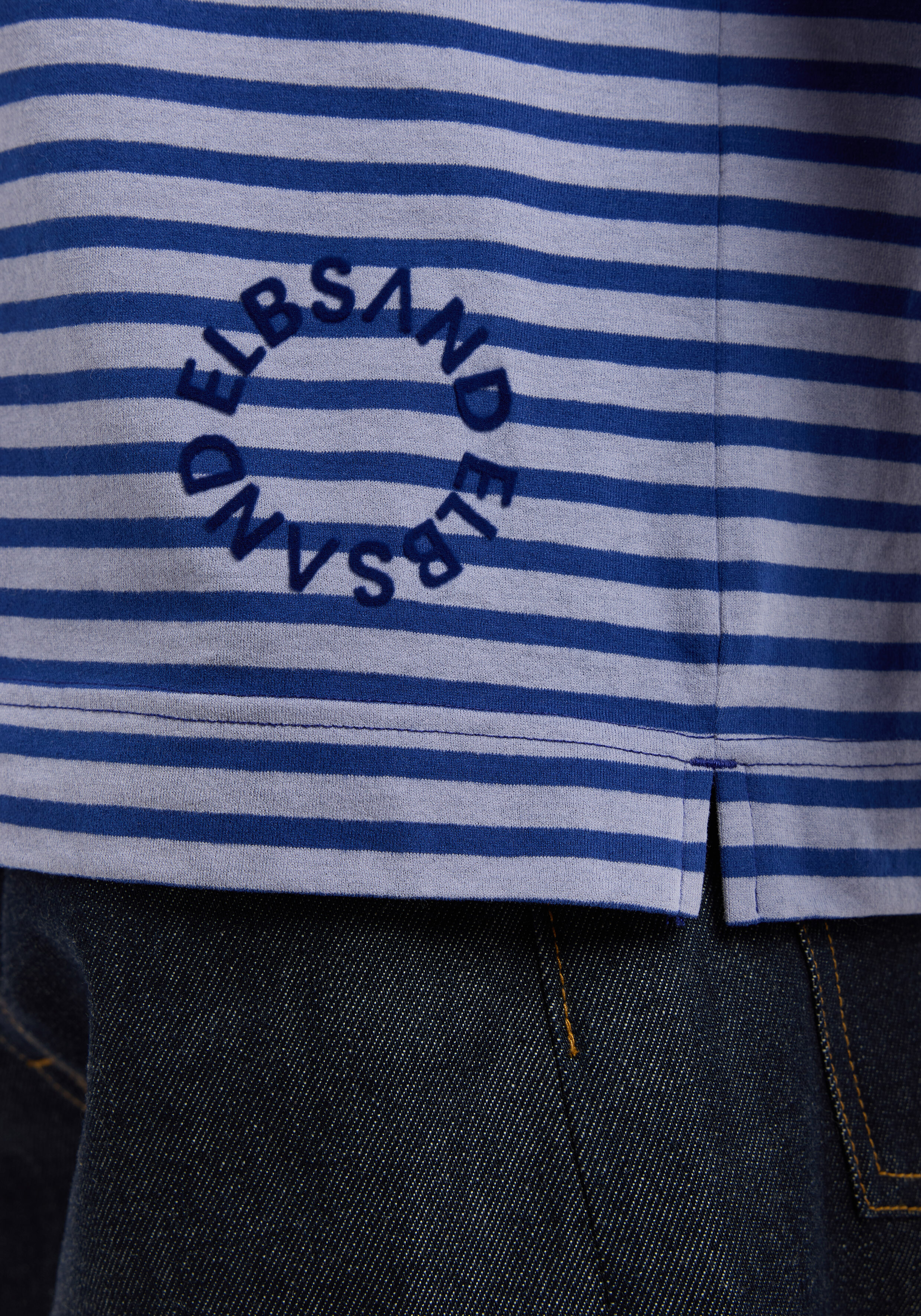Blau-grau gestreiftes ELBSAND-Freizeithemd mit kreisförmigem Logo-Print.