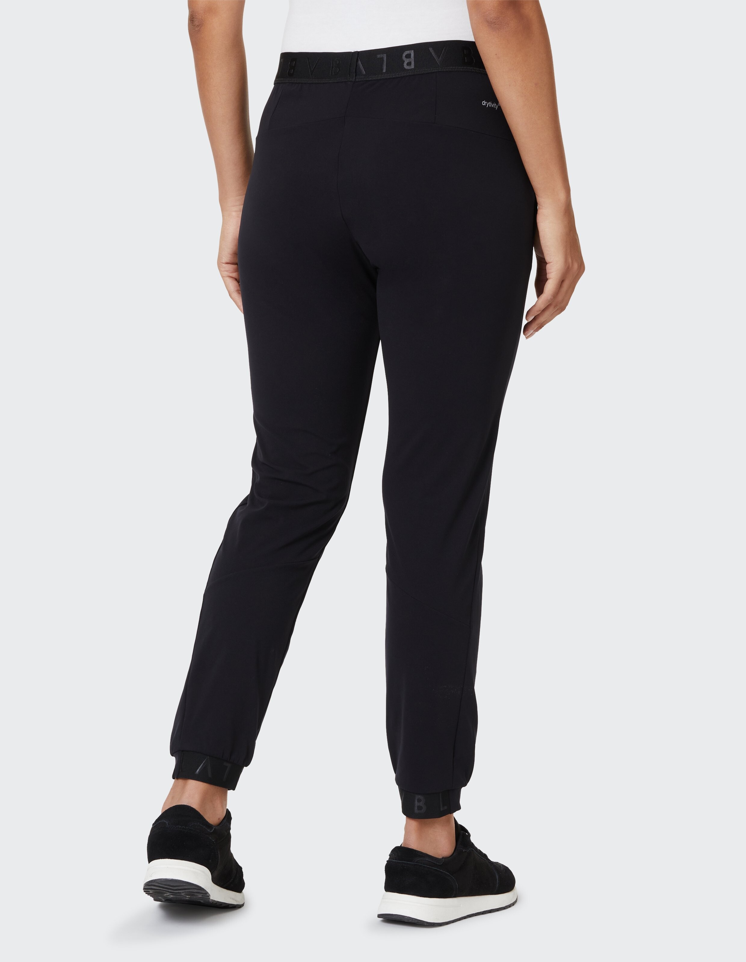 Rückansicht einer schwarzen Freizeithose mit bequemem Bund und schmal zulaufenden Beinen.