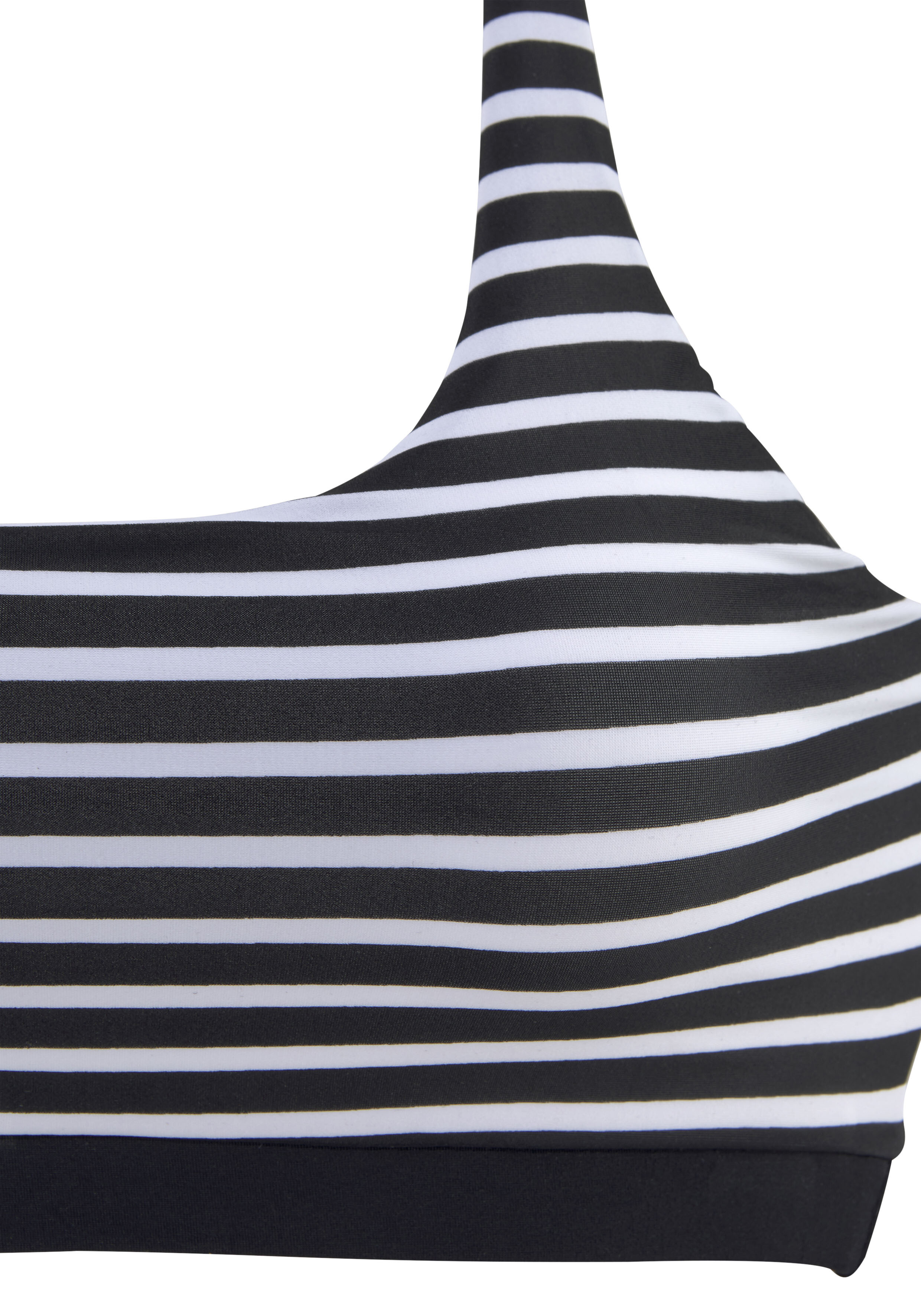 Nahaufnahme eines schwarz-weiß gestreiften, lässigen Crop-Tops für bequemes Tragen im Alltag.