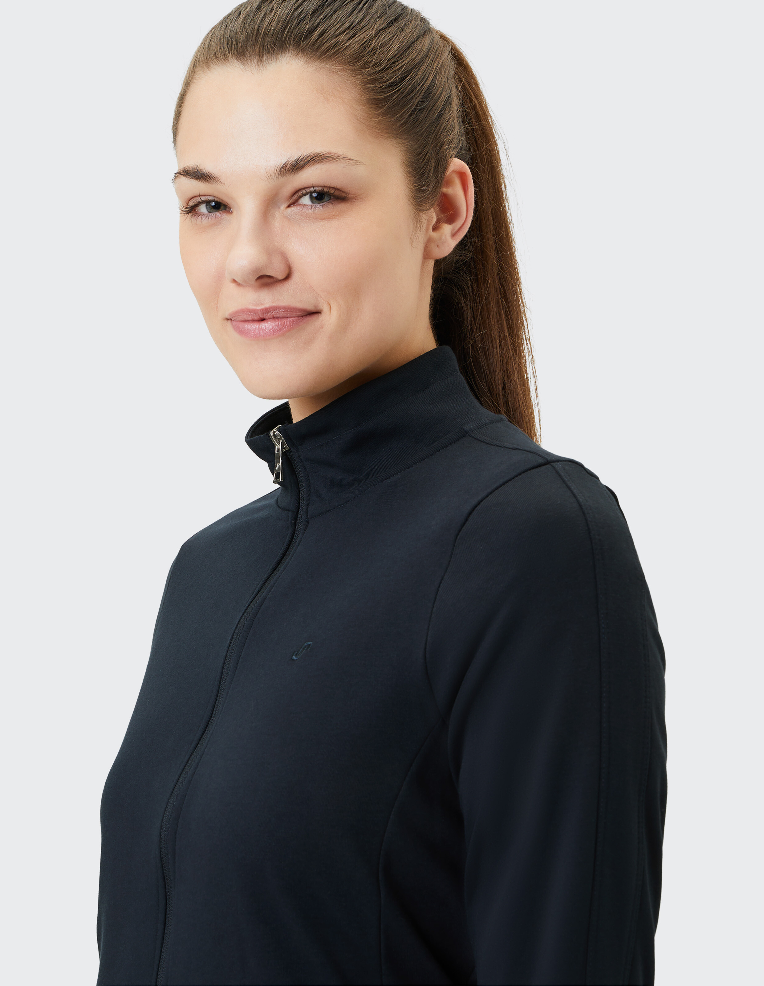Ein dunkelblauer Trainingsanzug mit Jacke und Reißverschluss, sowie passenden langen Hosen, dargestellt auf weißem Hintergrund.