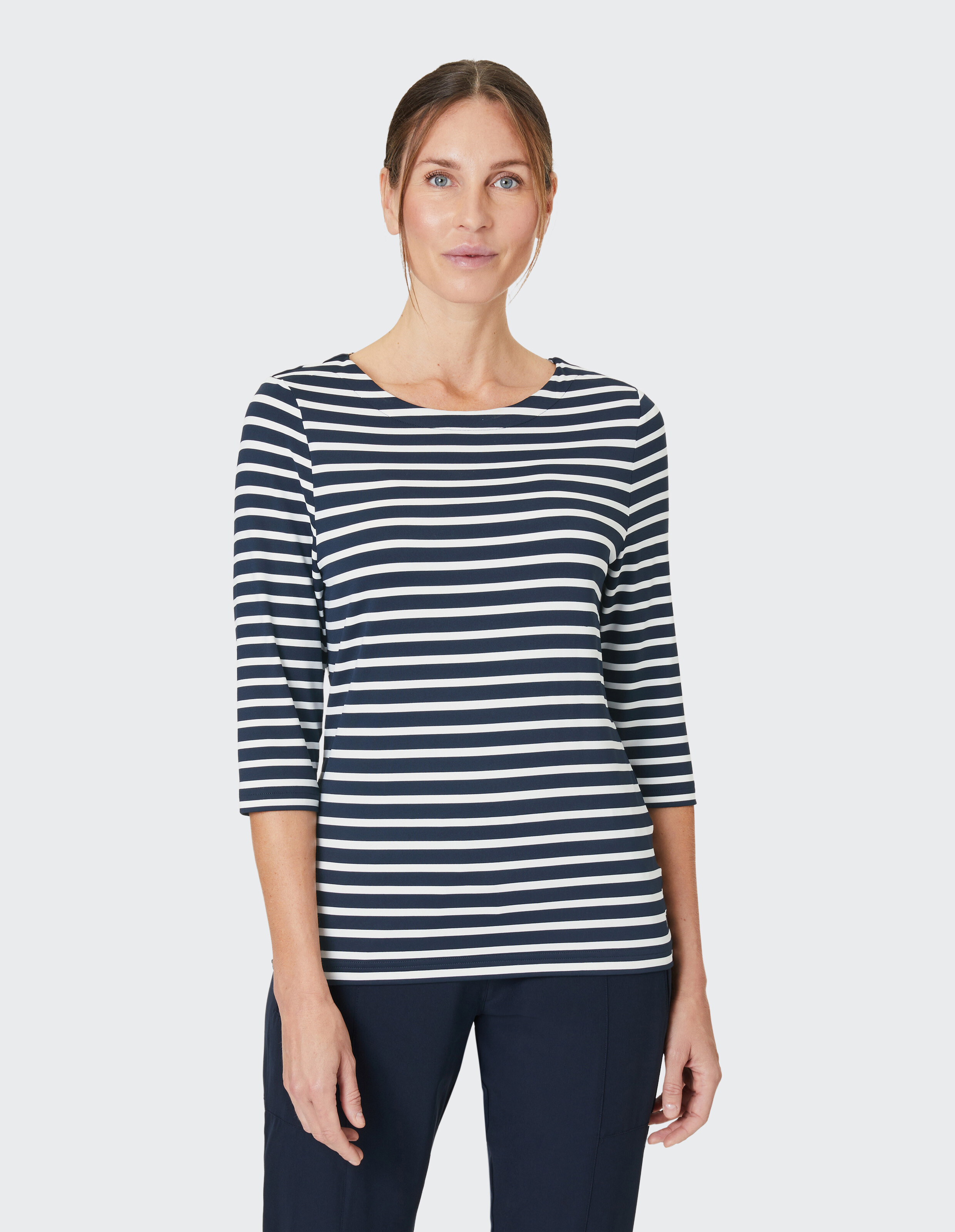 Langärmeliges, blau-weiß gestreiftes Shirt mit Rundhalsausschnitt, modern und lässig, mit gleichmäßigen horizontalen Streifen.