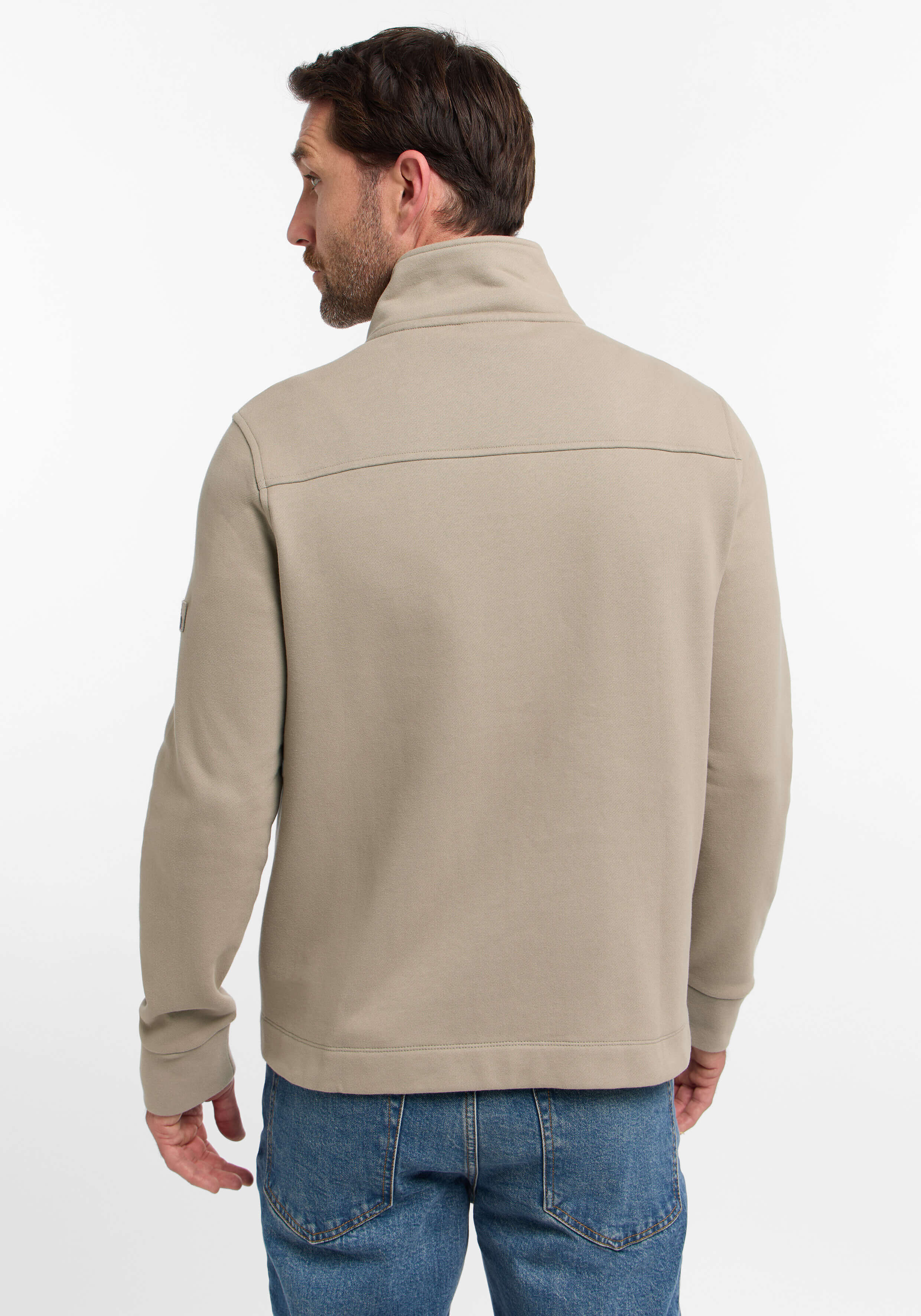 Mann trägt ein beiges, legeres Sweatshirt mit Stehkragen, Rückansicht, isoliert.
