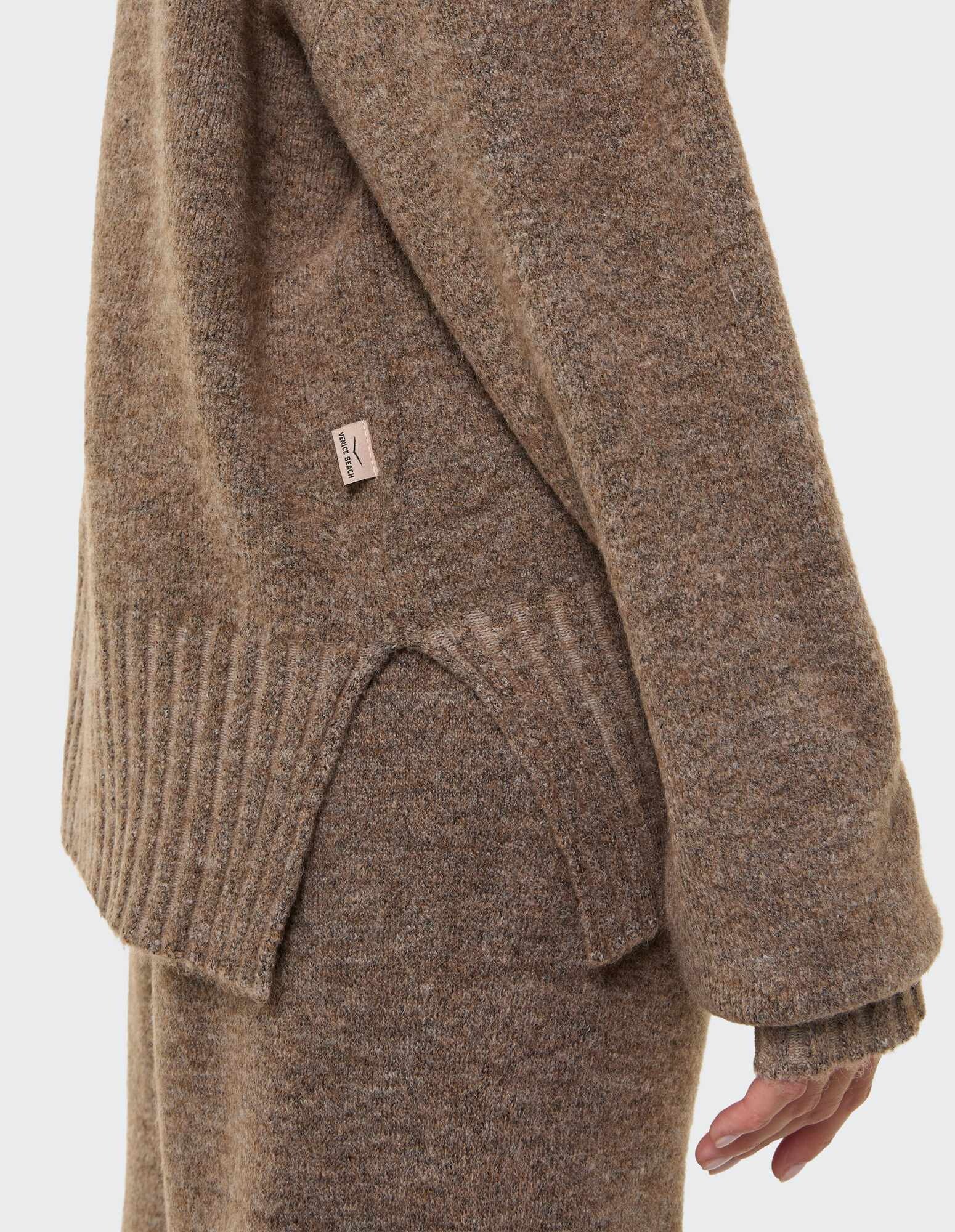 Kuscheliger brauner Strickpullover mit geripptem Saum und Seitenschlitzen, perfekt für Freizeitkleidung.