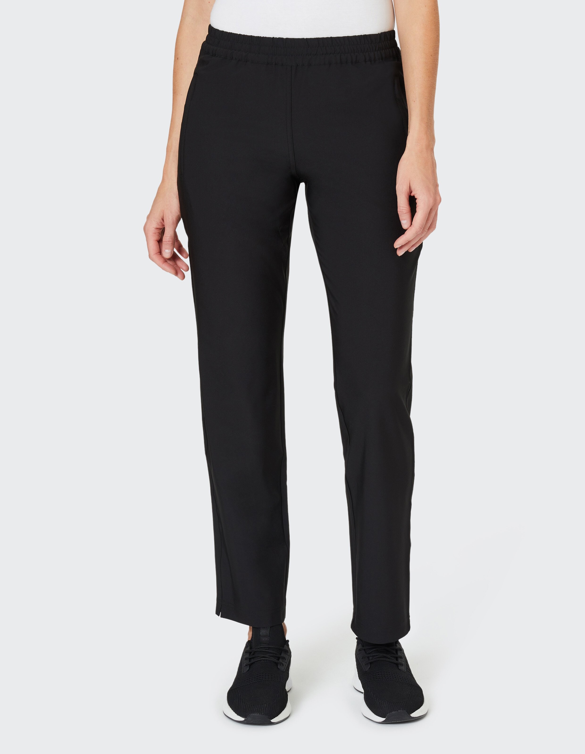 Schwarze, gerade geschnittene Hose mit dehnbarem Bund und leicht ausgestellten Beinen, knitterfreies Material ohne sichtbare Verschlüsse.