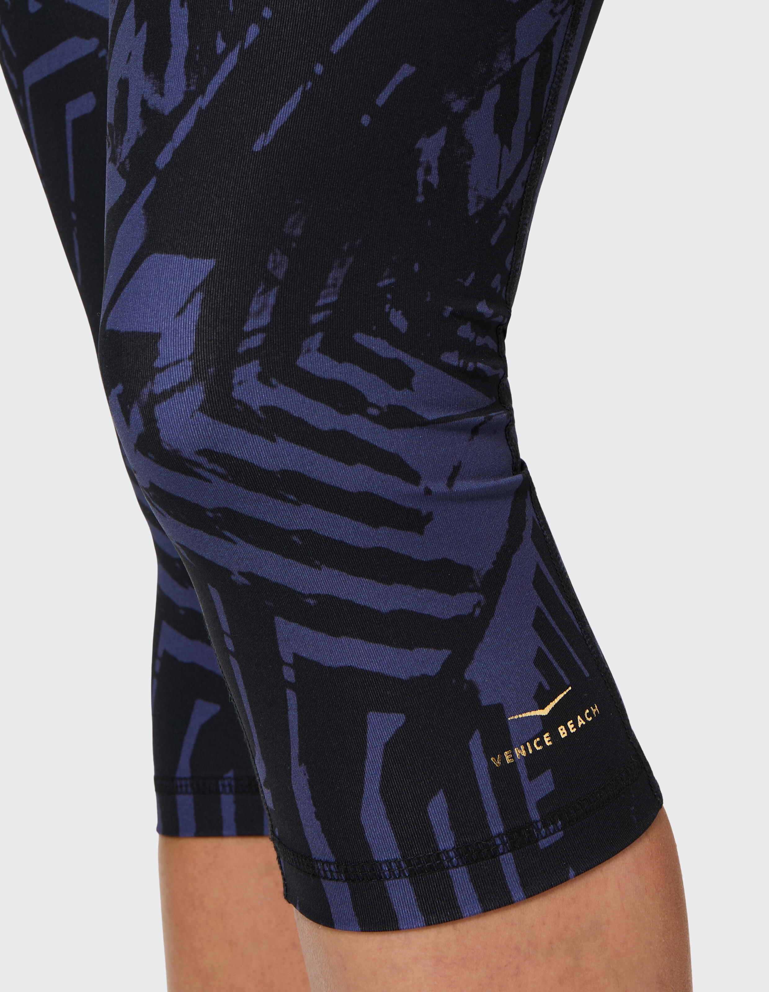 Venice Beach 3/4-Tights Cianna in Schwarz und Blau mit geometrischem Print.