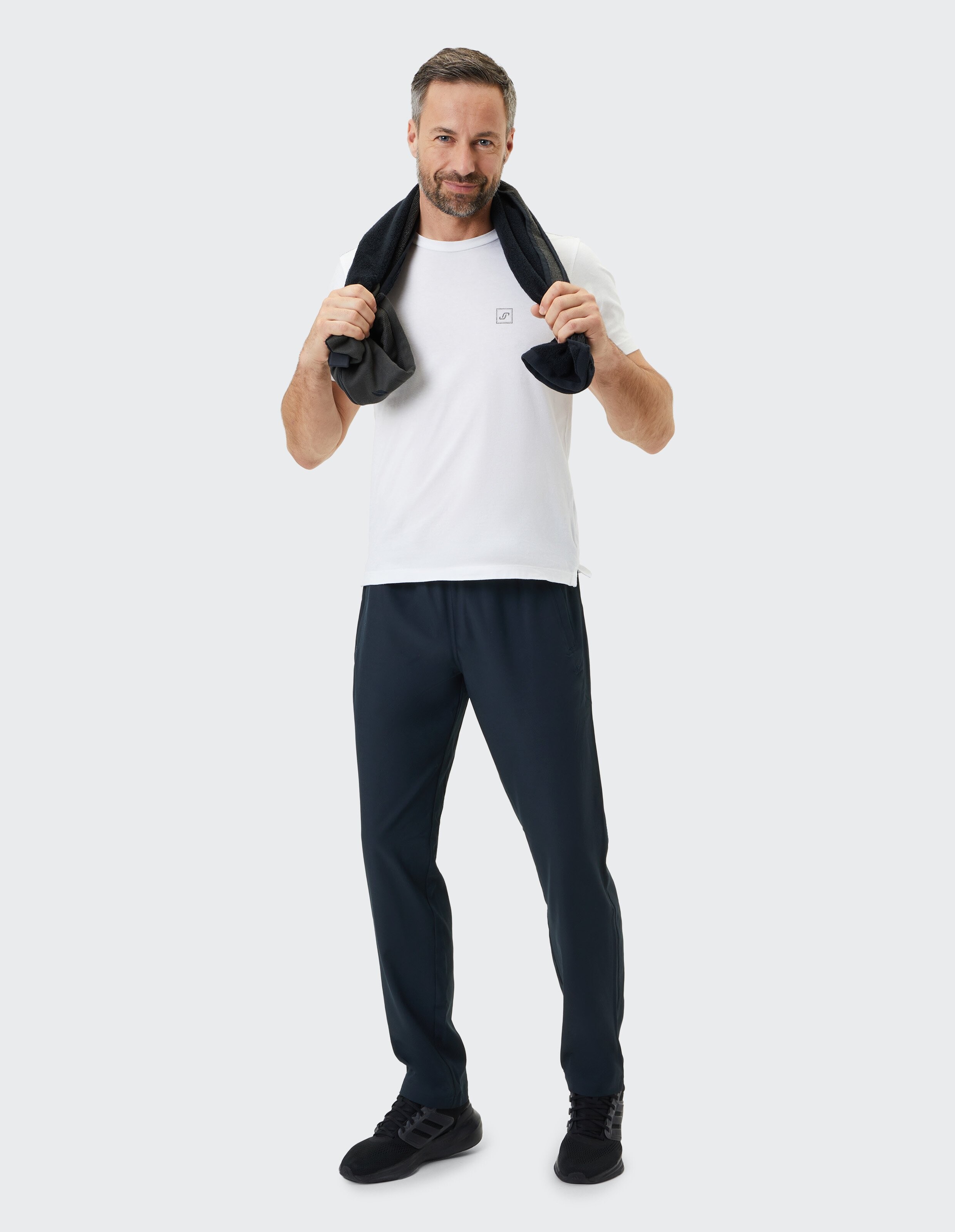 Dunkelblaue, locker sitzende Hose aus weichem Stoff mit elastischem Bund, knitterfrei und knöchellang, für einen lässigen Look.