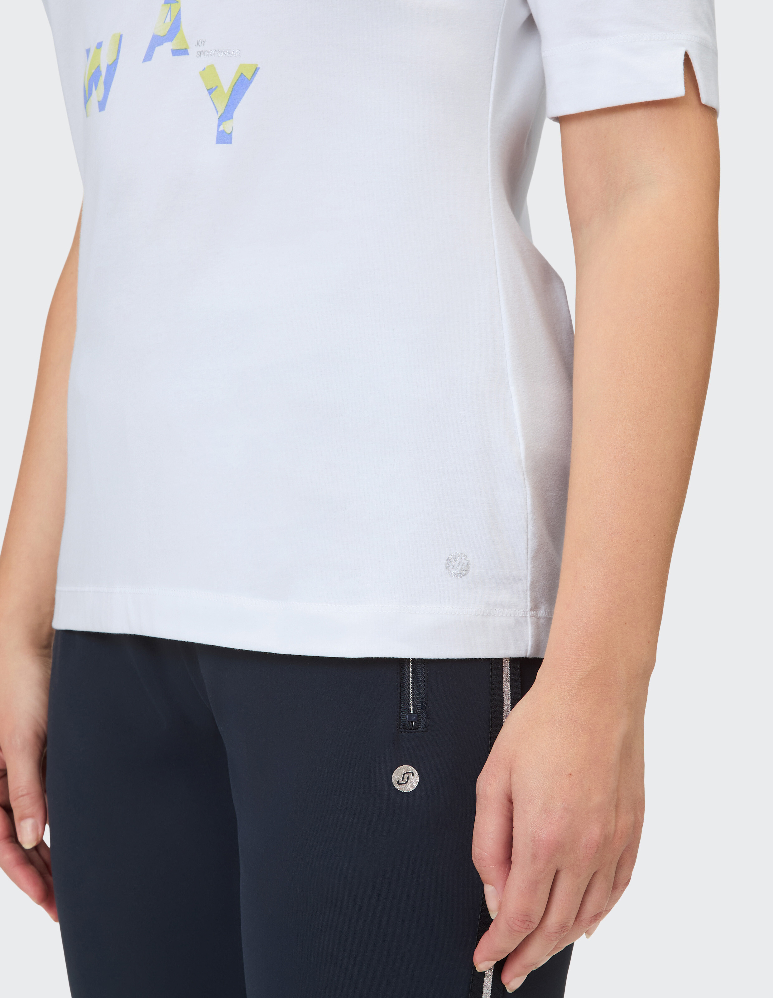 Weiße Kurzarm-Freizeit-T-Shirt mit blau-gelbem Aufdruck auf der Vorderseite und einem kleinen Emblem am unteren Saum.