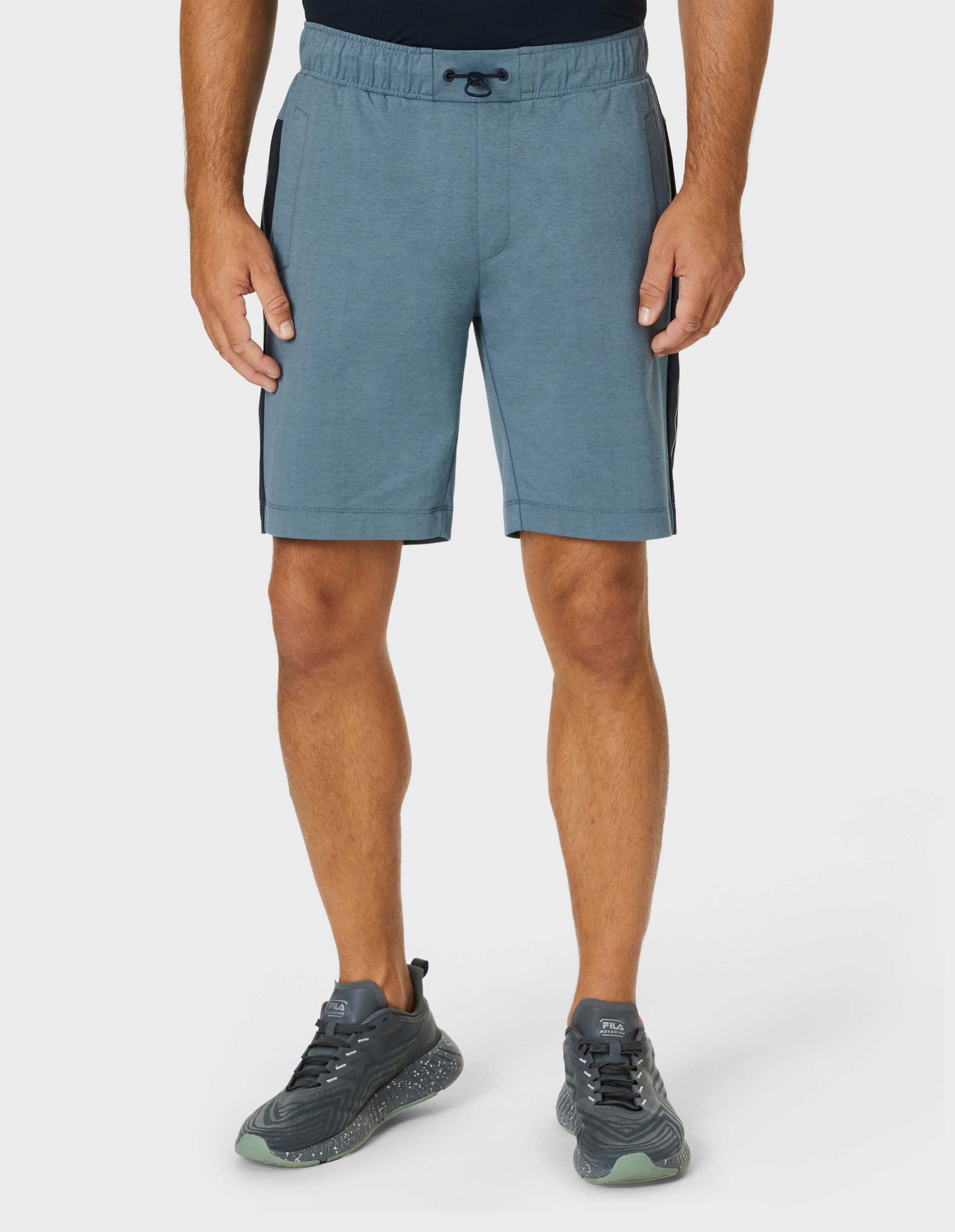 Mann trägt blaue, lässige Lounge-Shorts mit Kordelzug und seitlichen Streifendetails.