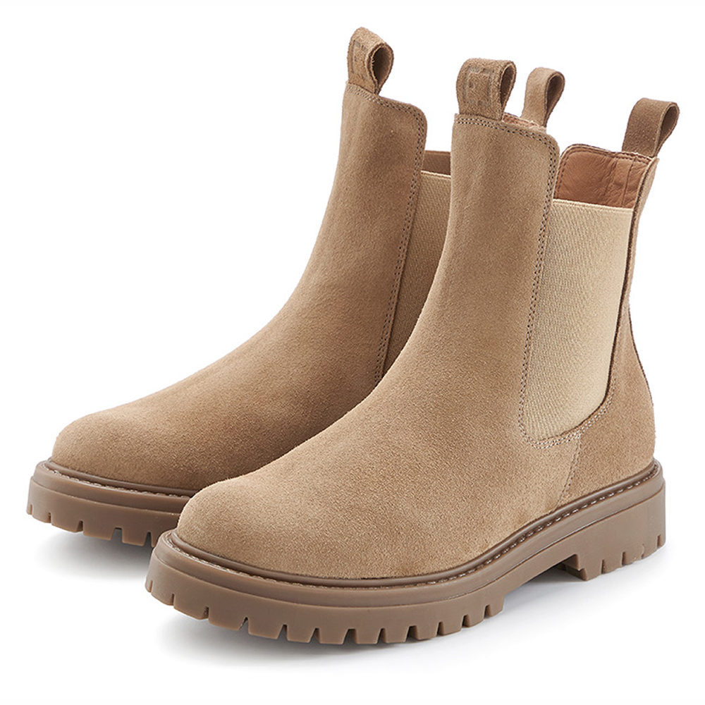 Hellbraune Chelsea-Stiefel aus Wildleder mit elastischen Seiteneinsätzen und robusten Sohlen.