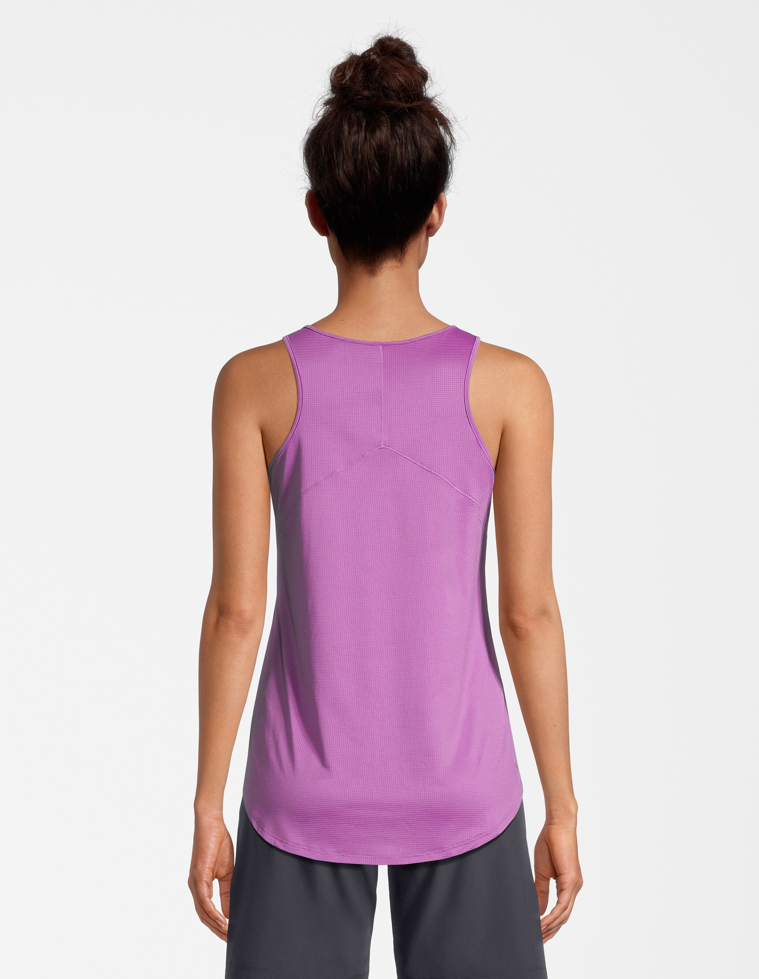 Rückansicht einer Frau, die ein lila ärmelloses Tanktop für lässige Loungewear trägt.