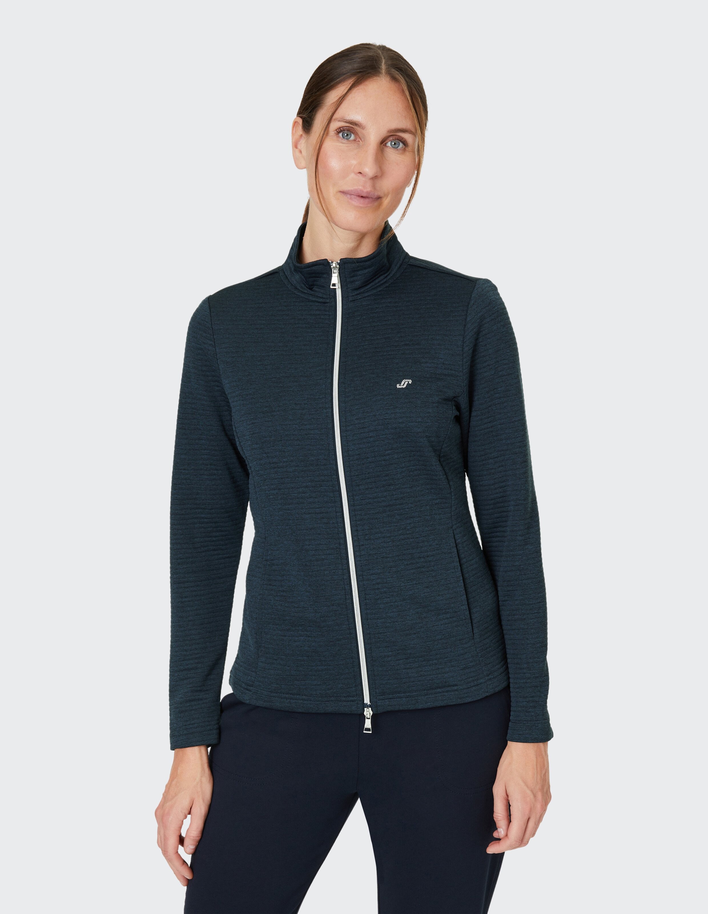 Dunkelblaue Damenjacke mit Stehkragen und weißem Reißverschluss, Logo auf der Brust und leicht texturierter Optik.